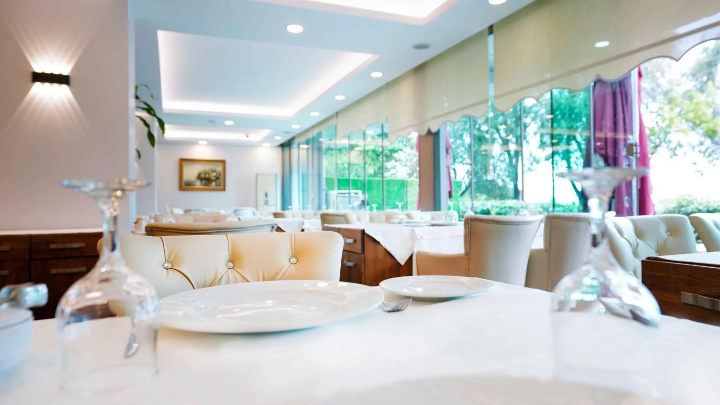 Restaurant/places to eat in AURA MARINA HOTEL