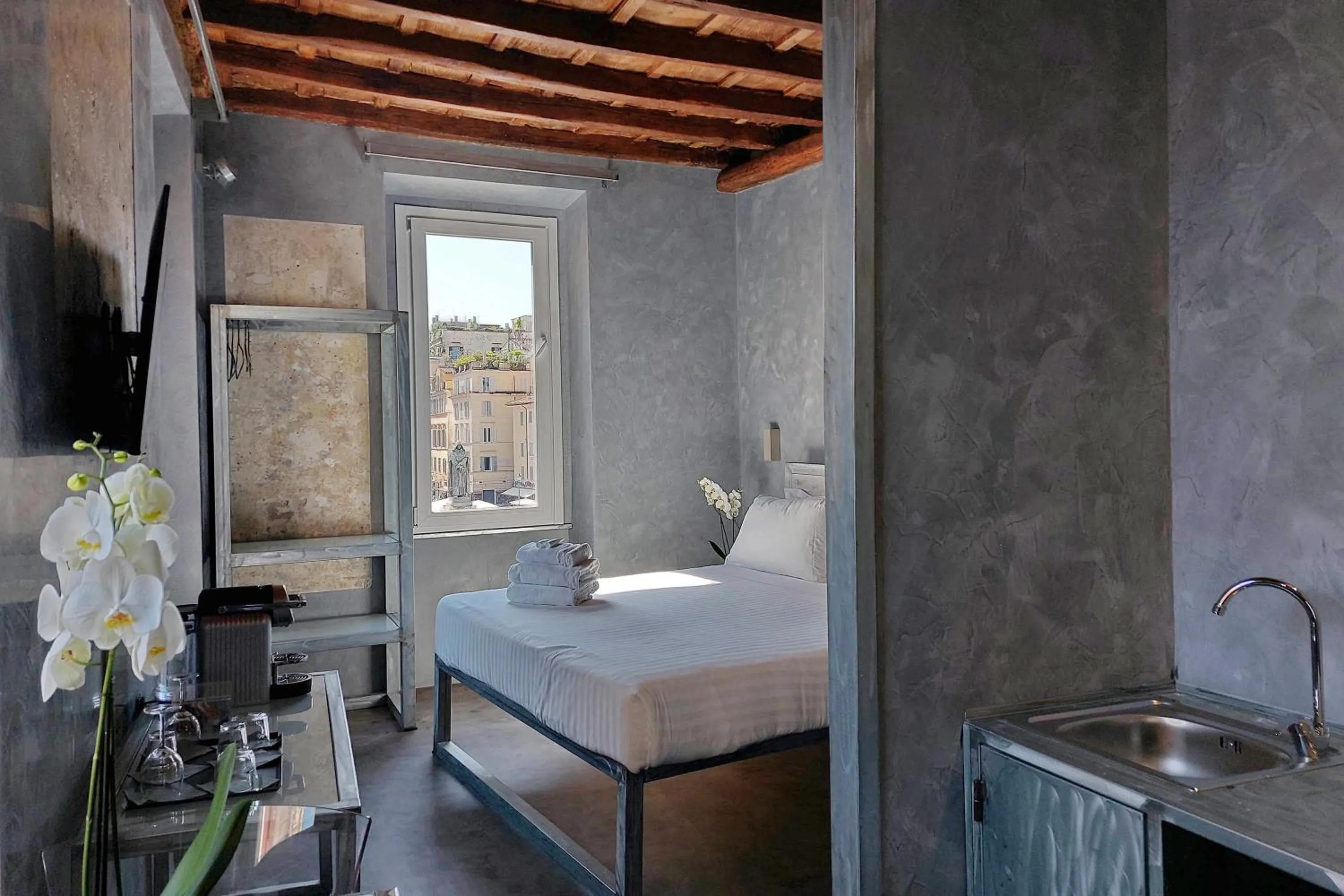 Bed in Mama's Home Rome