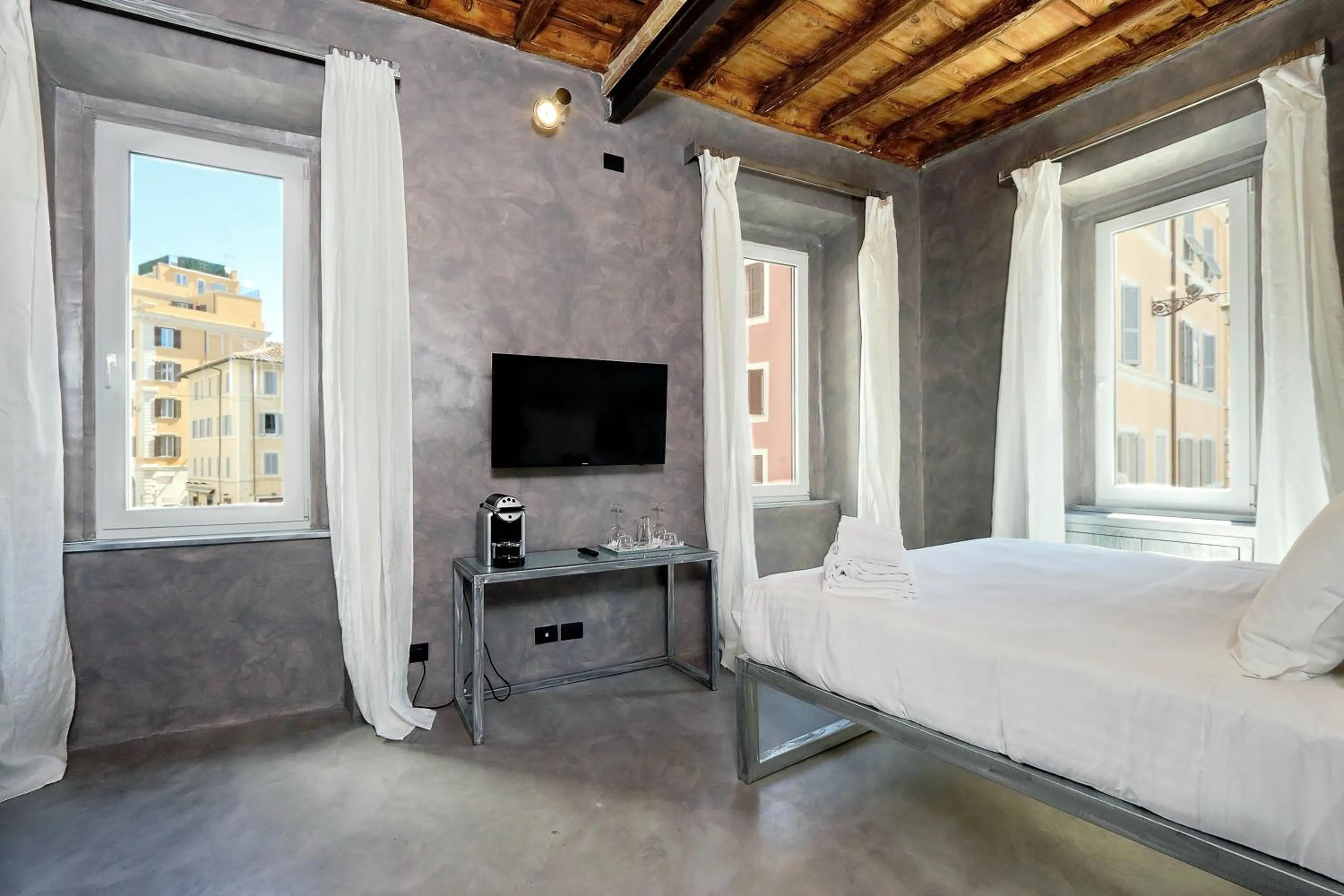 Bed in Mama's Home Rome