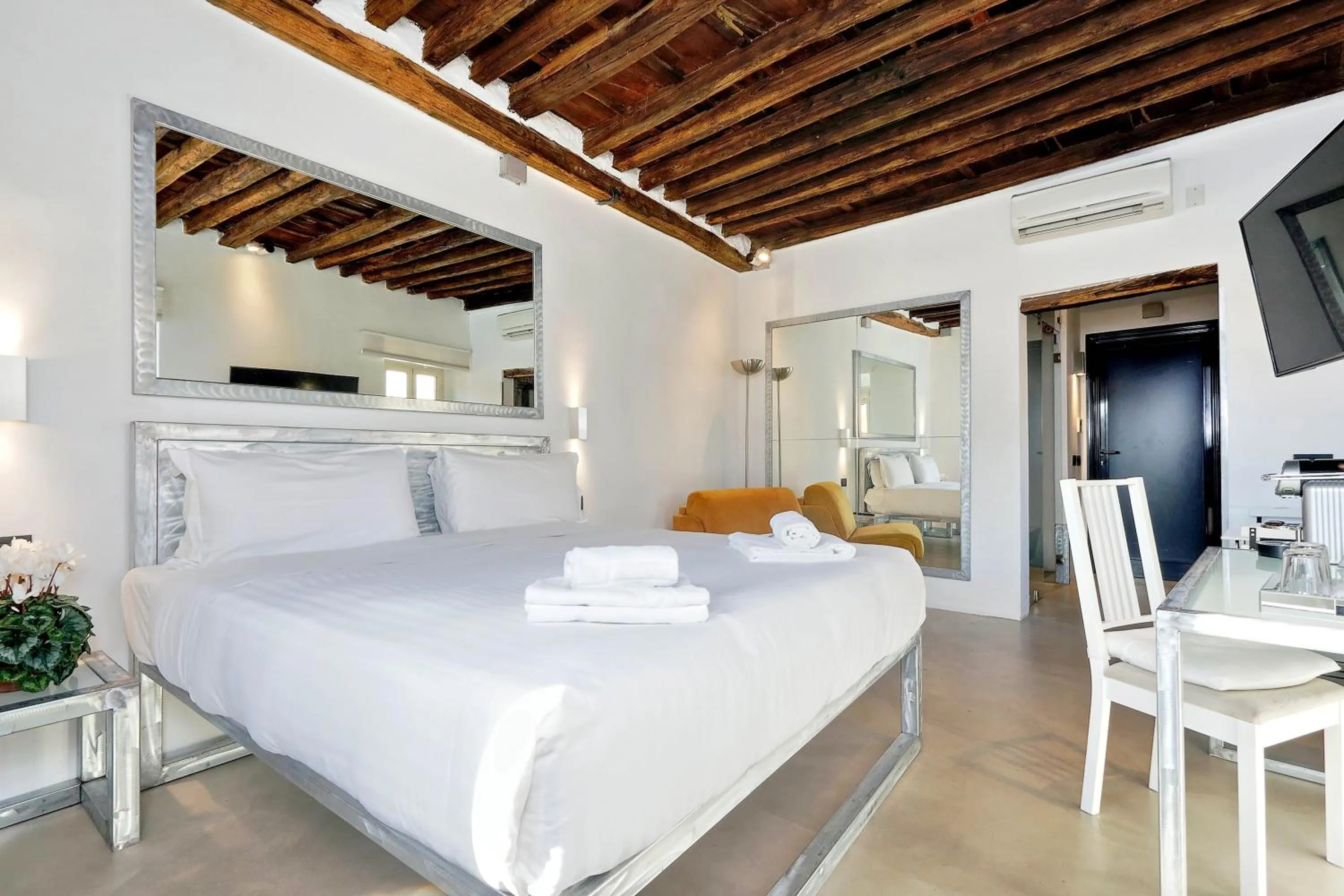 Bed in Mama's Home Rome