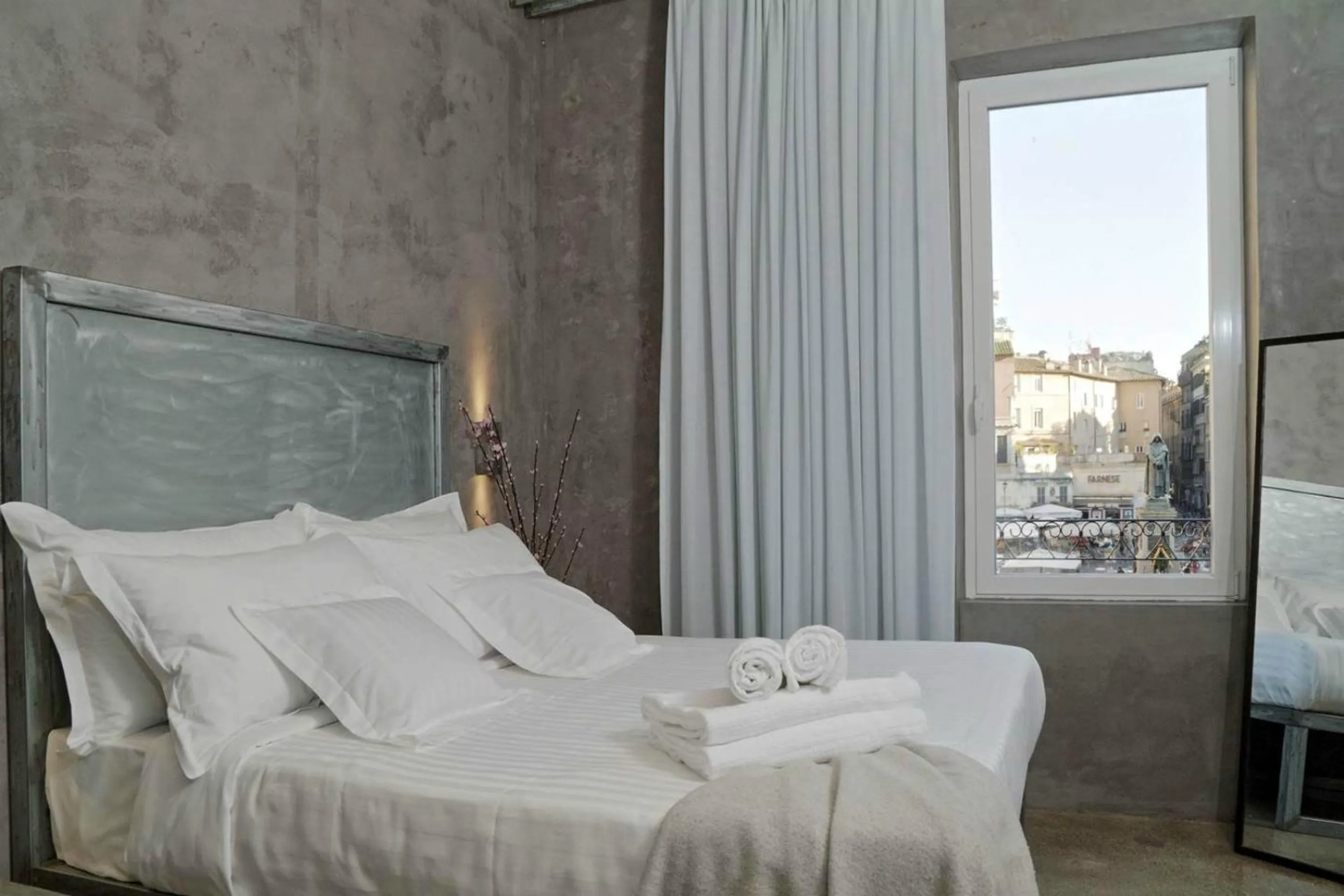 Bed in Mama's Home Rome