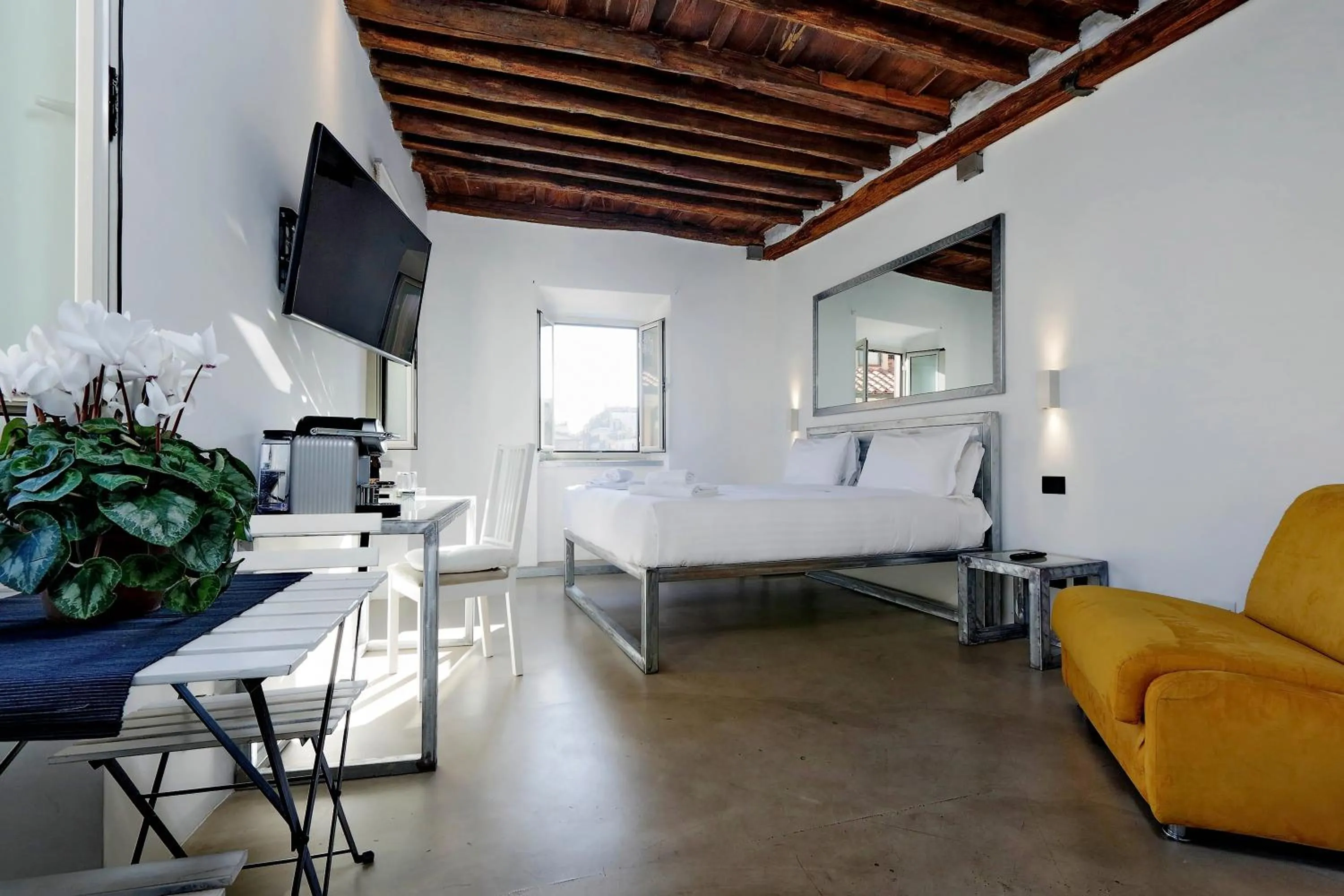 Bed in Mama's Home Rome