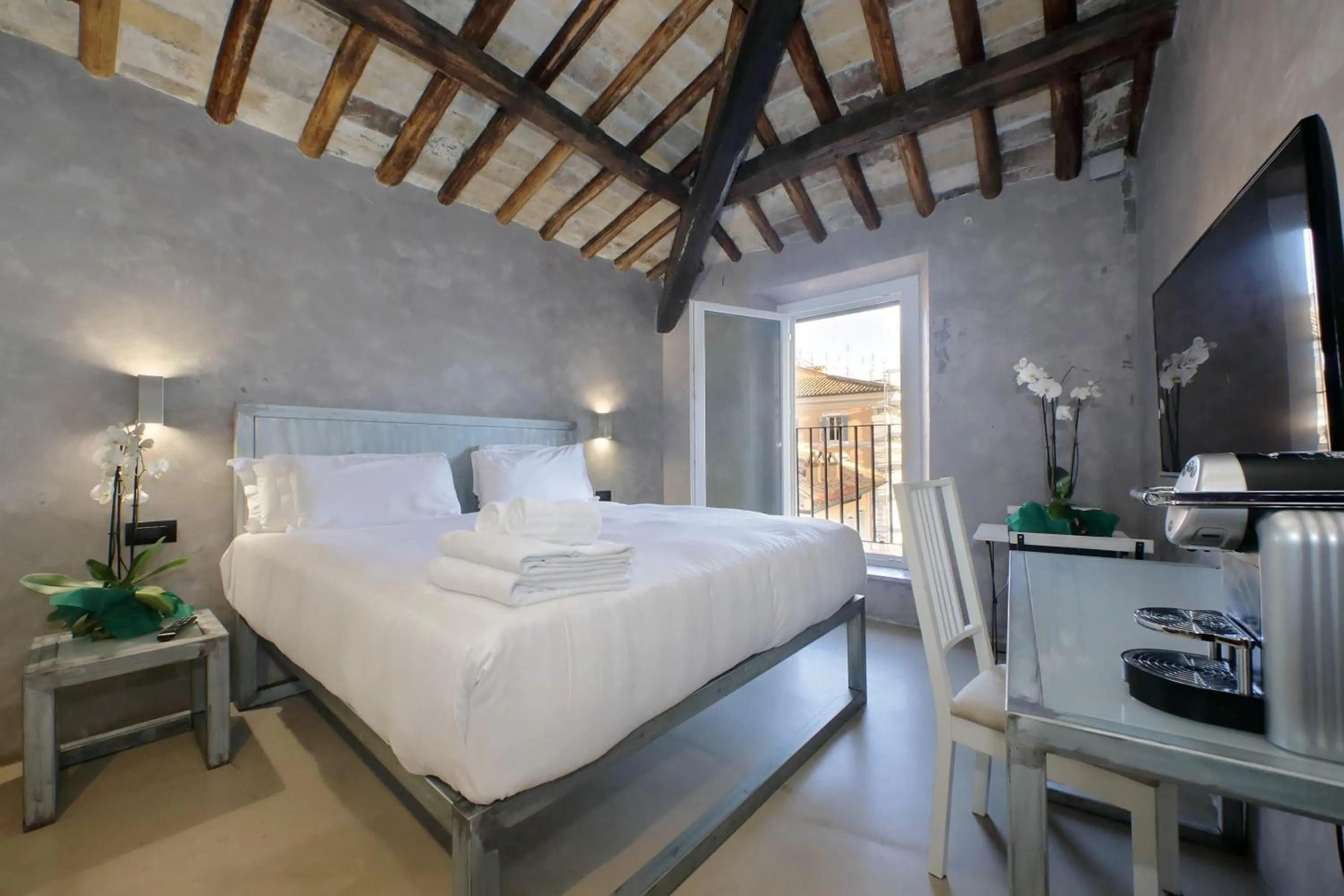 Bed in Mama's Home Rome