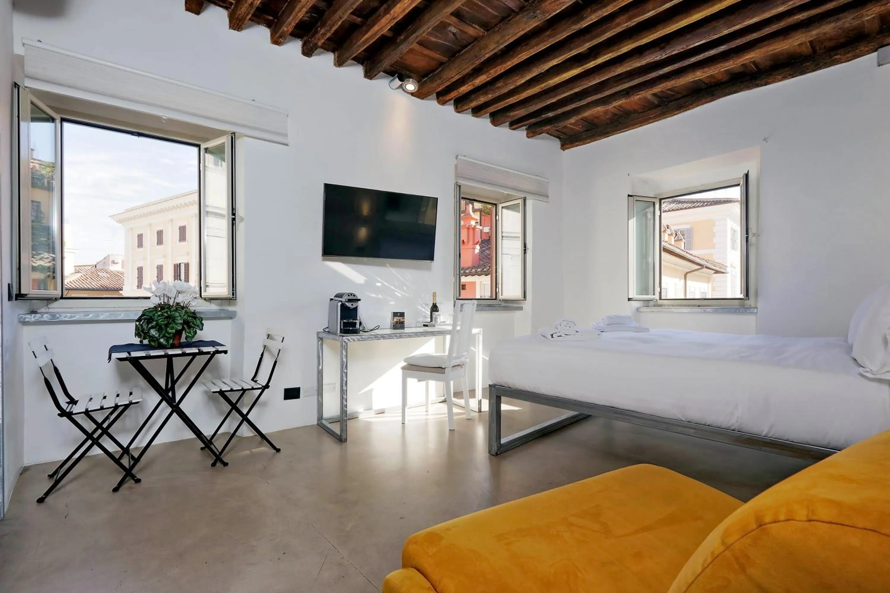 Bed in Mama's Home Rome