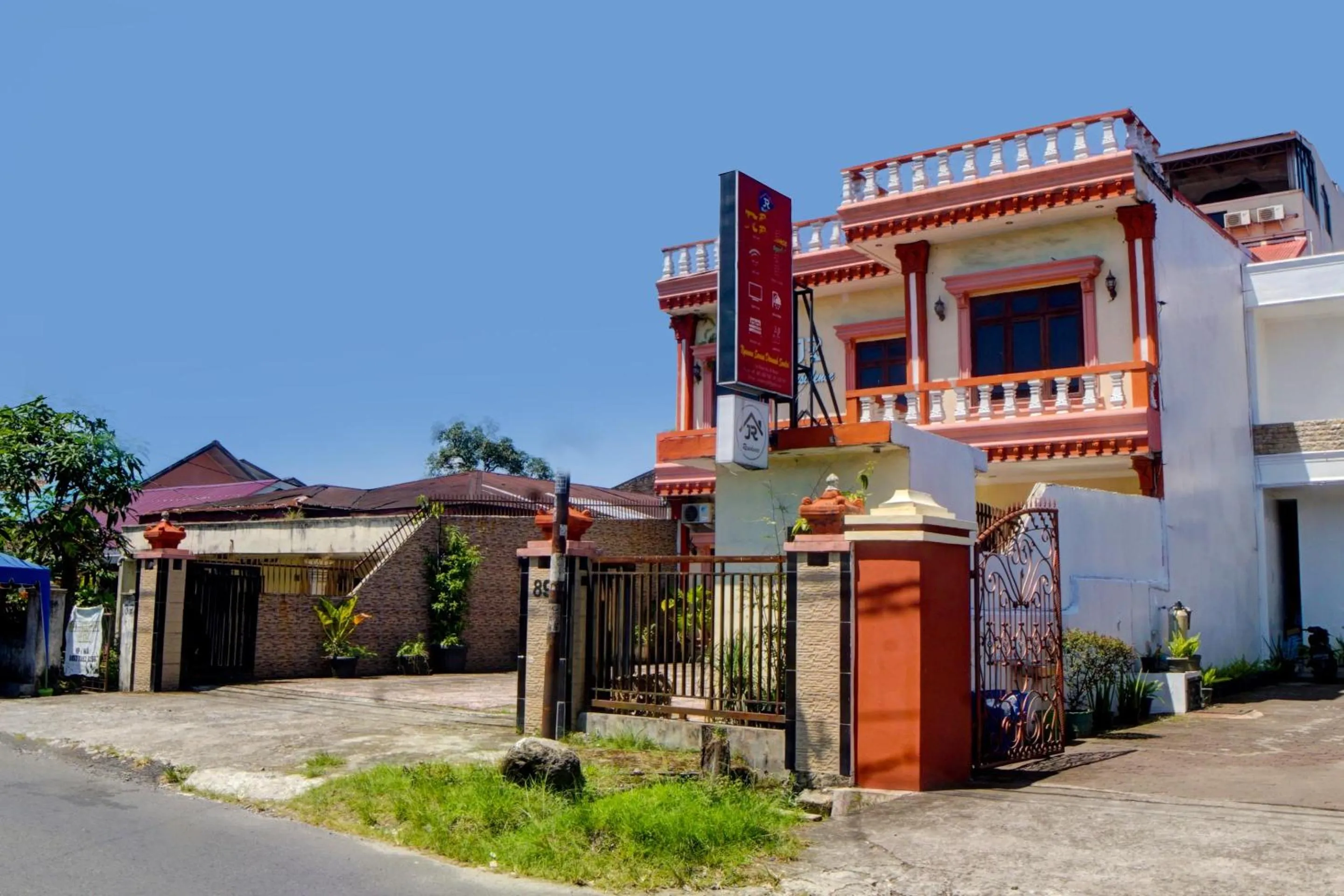 Facade/entrance in Hotel O Jr Residence Syariah