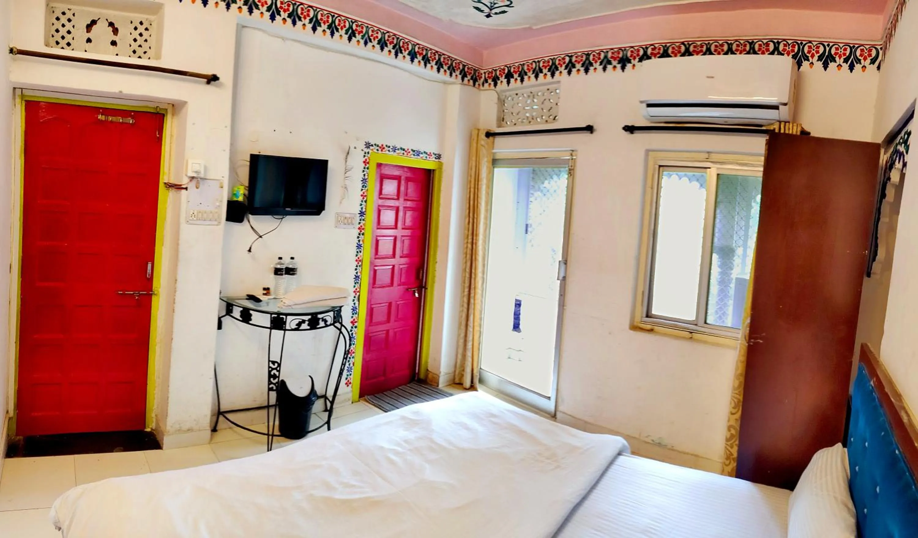 TV and multimedia, Bed in Jungle by sturmfrei Udaipur