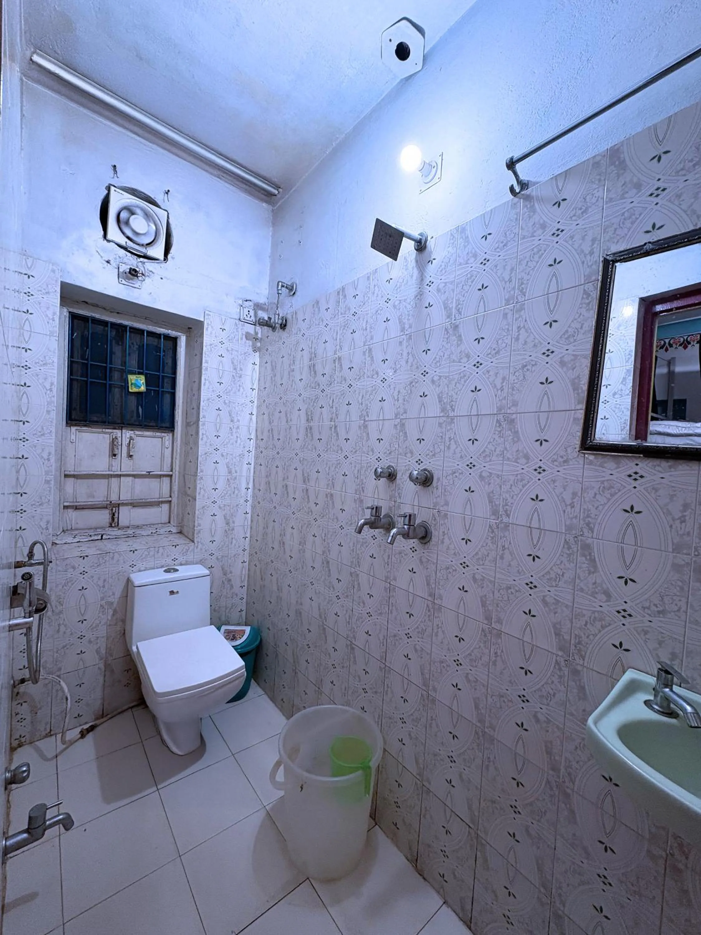 Bathroom in Jungle by sturmfrei Udaipur