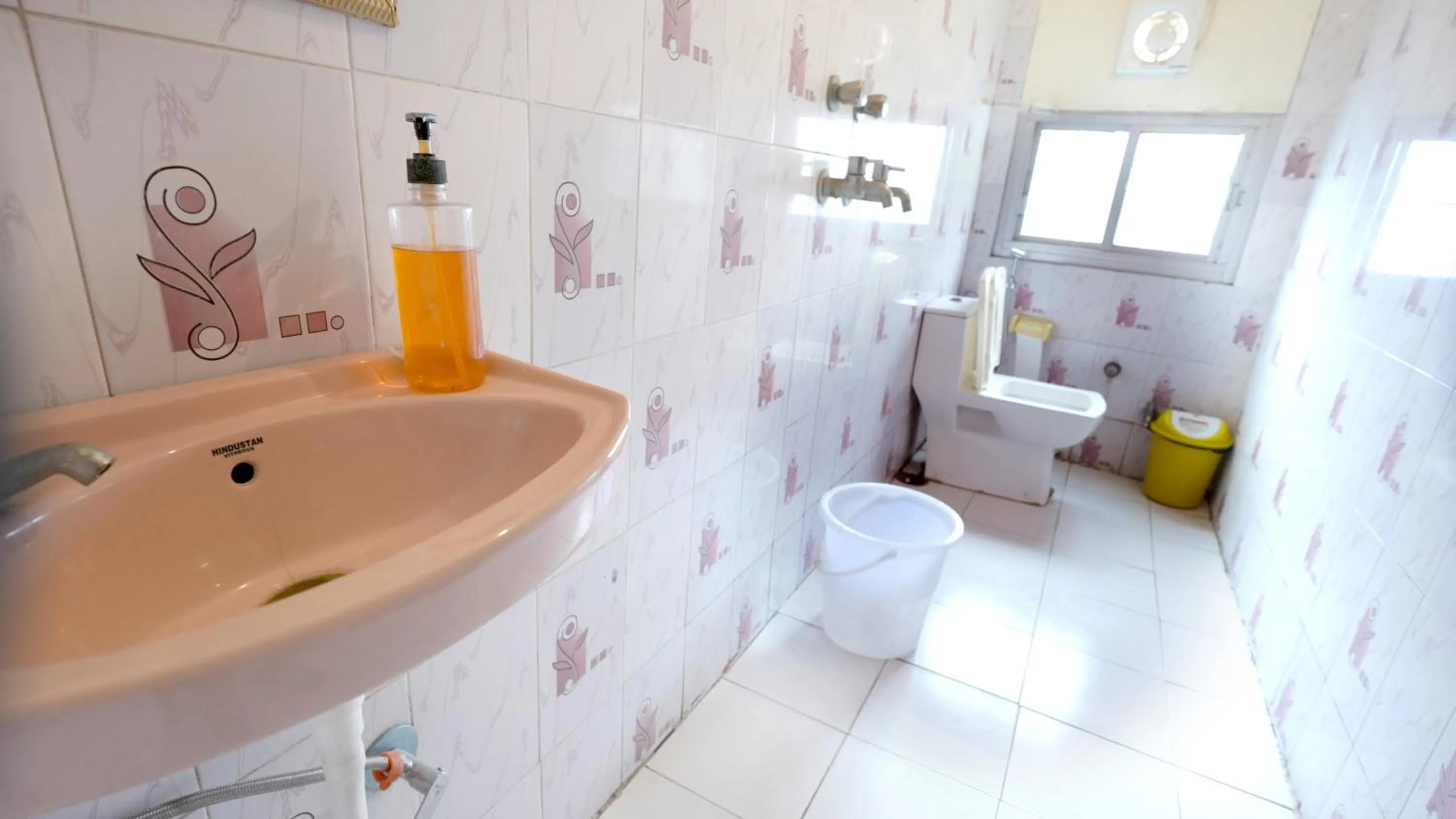 Bathroom in Jungle by sturmfrei Udaipur