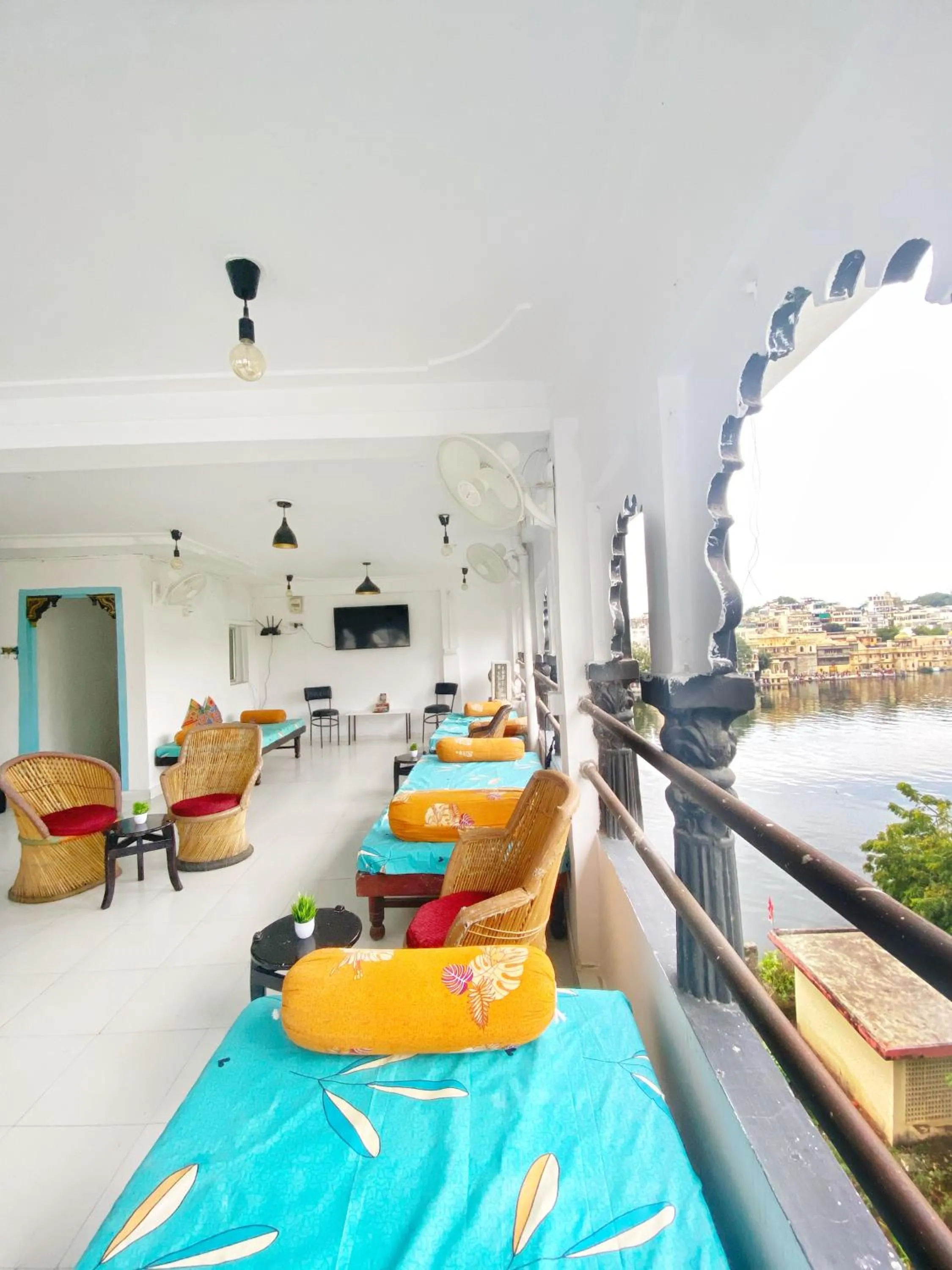 Communal lounge/ TV room in Jungle by sturmfrei Udaipur