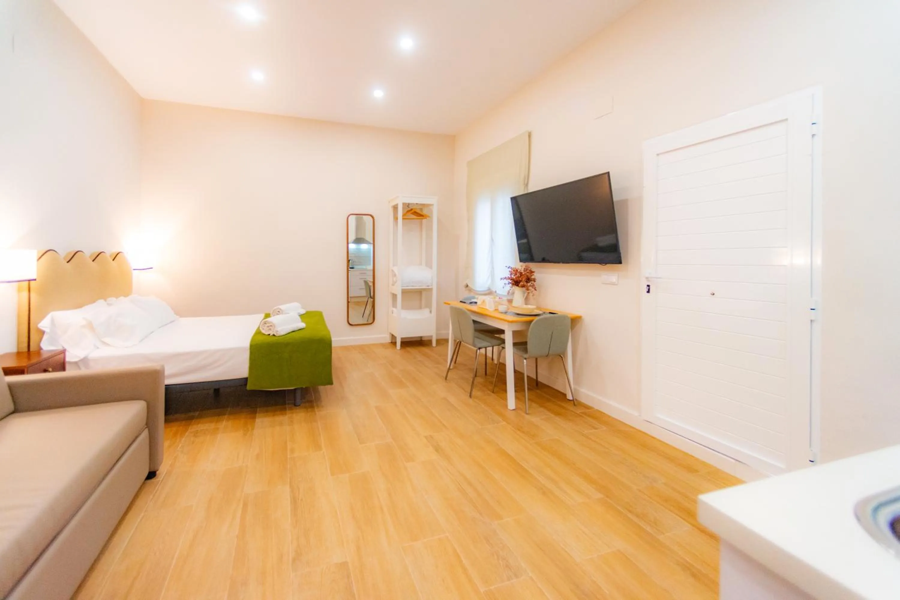 Photo of the whole room, Bed in Suites Casa San Mateo