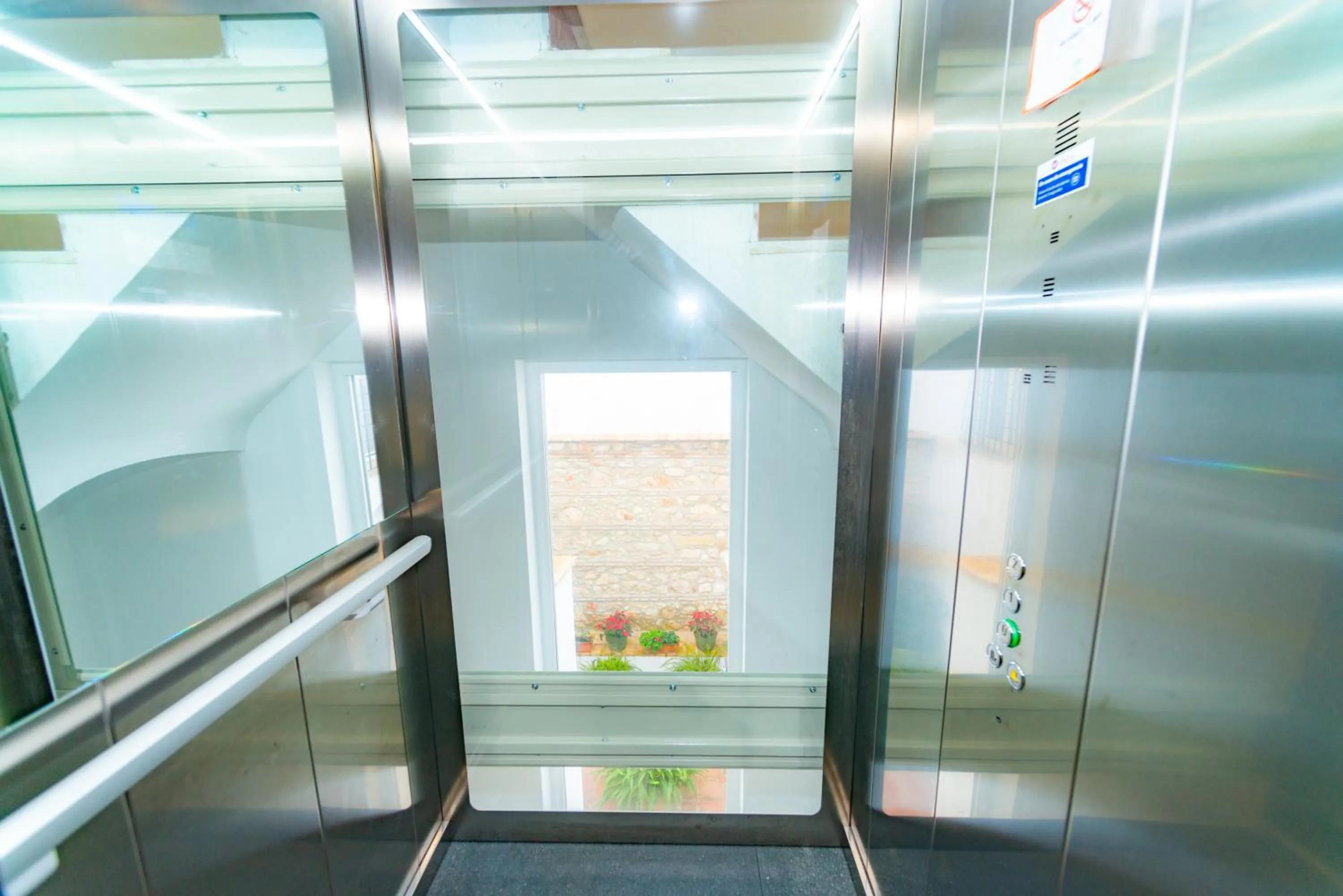 elevator in Suites Casa San Mateo