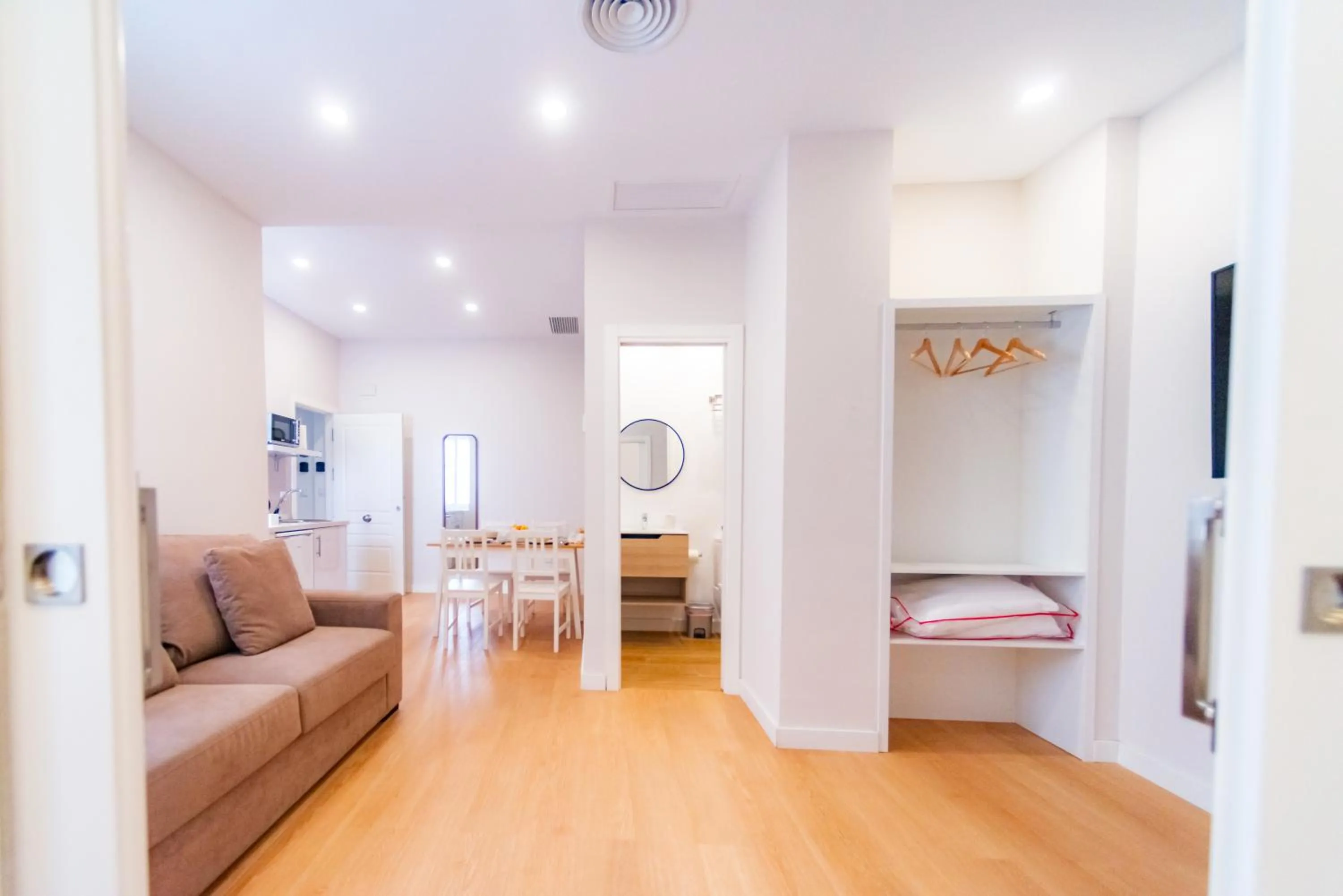 Photo of the whole room, Bed in Suites Casa San Mateo