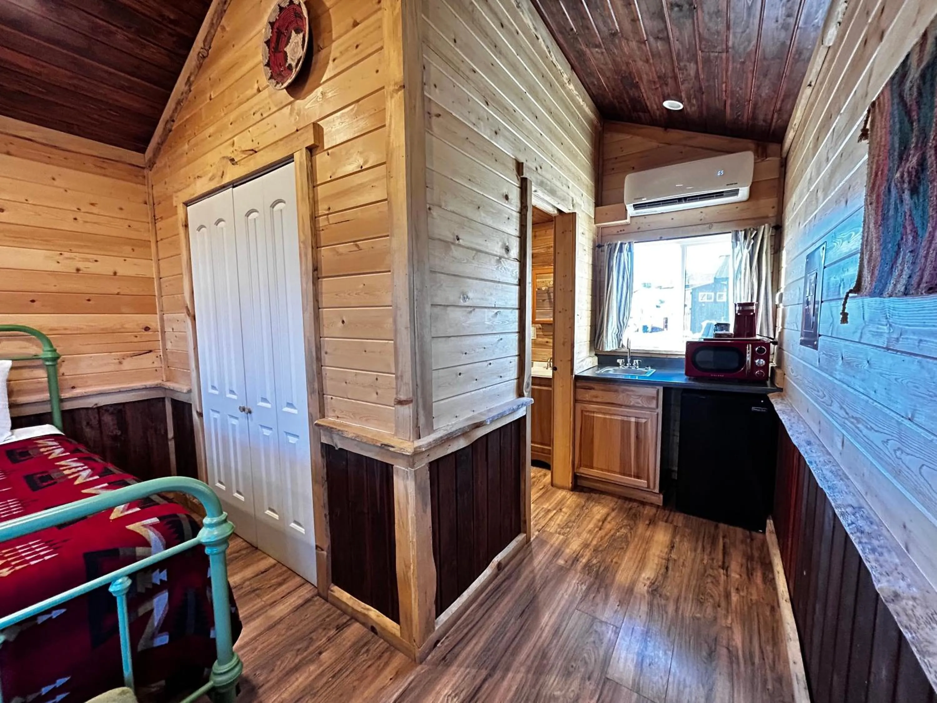 Bed in The Rim Rock Inn