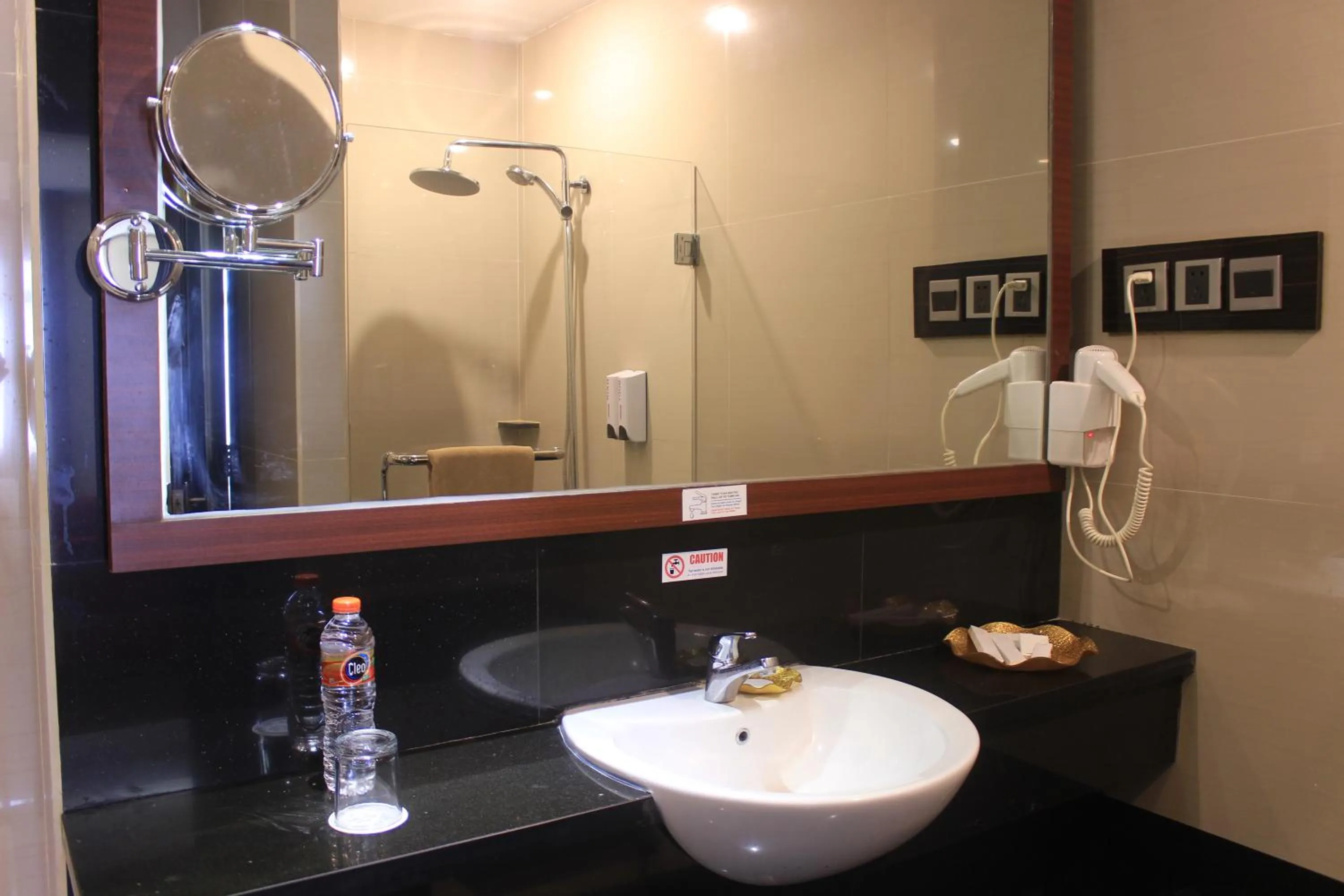 Shower in Best Western Plus Makassar Beach