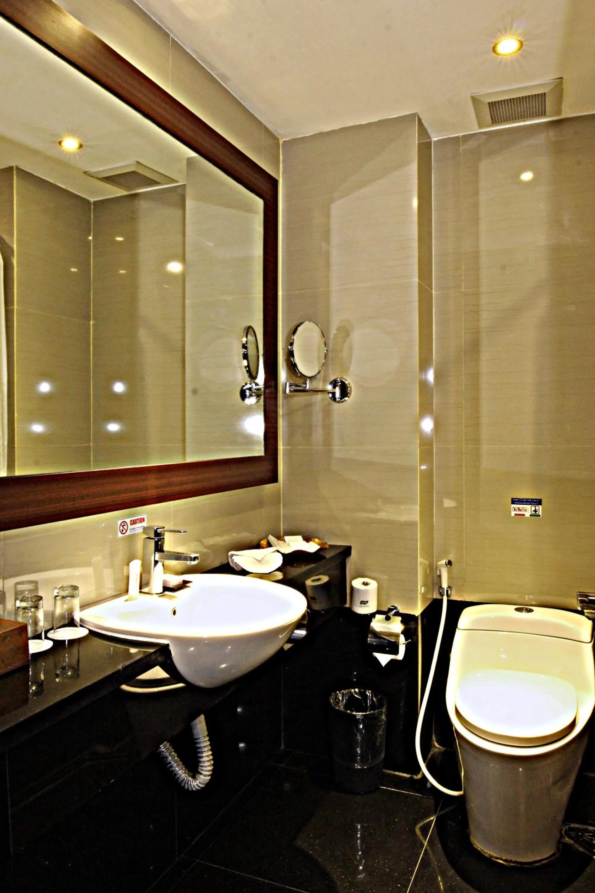 Shower in Best Western Plus Makassar Beach