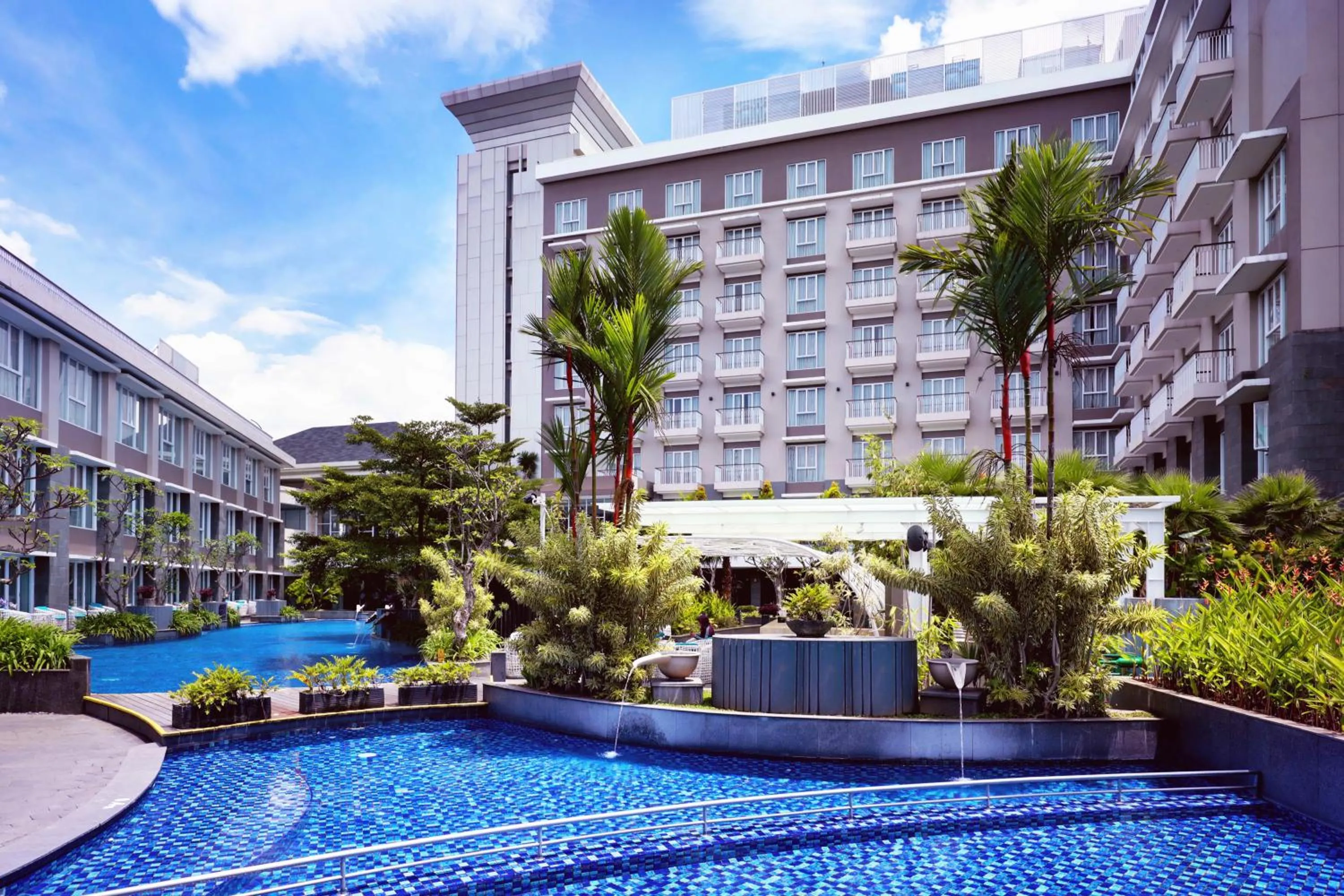 Pool view in Grand Mercure Bandung Setiabudi