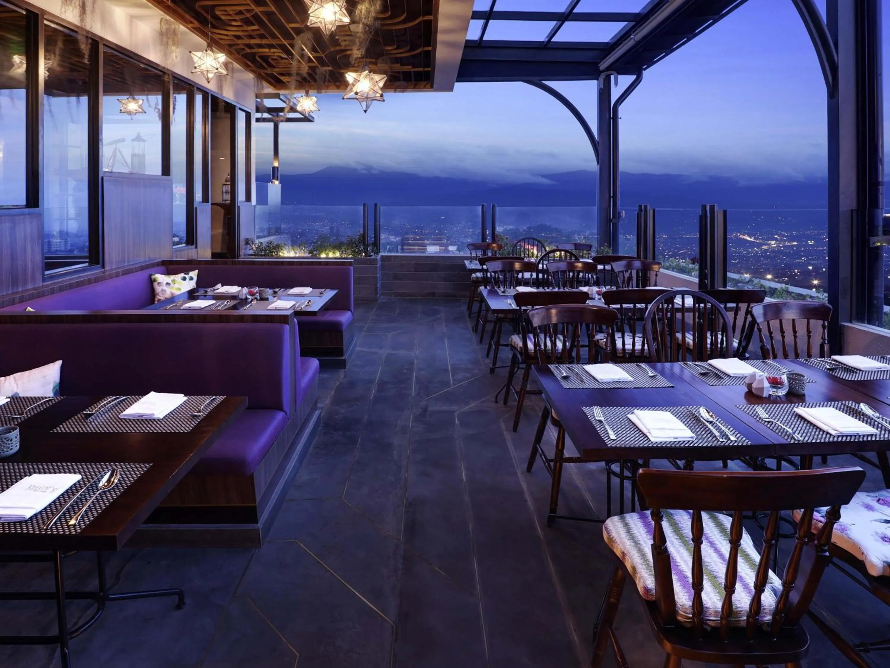 Lounge or bar in Grand Mercure Bandung Setiabudi