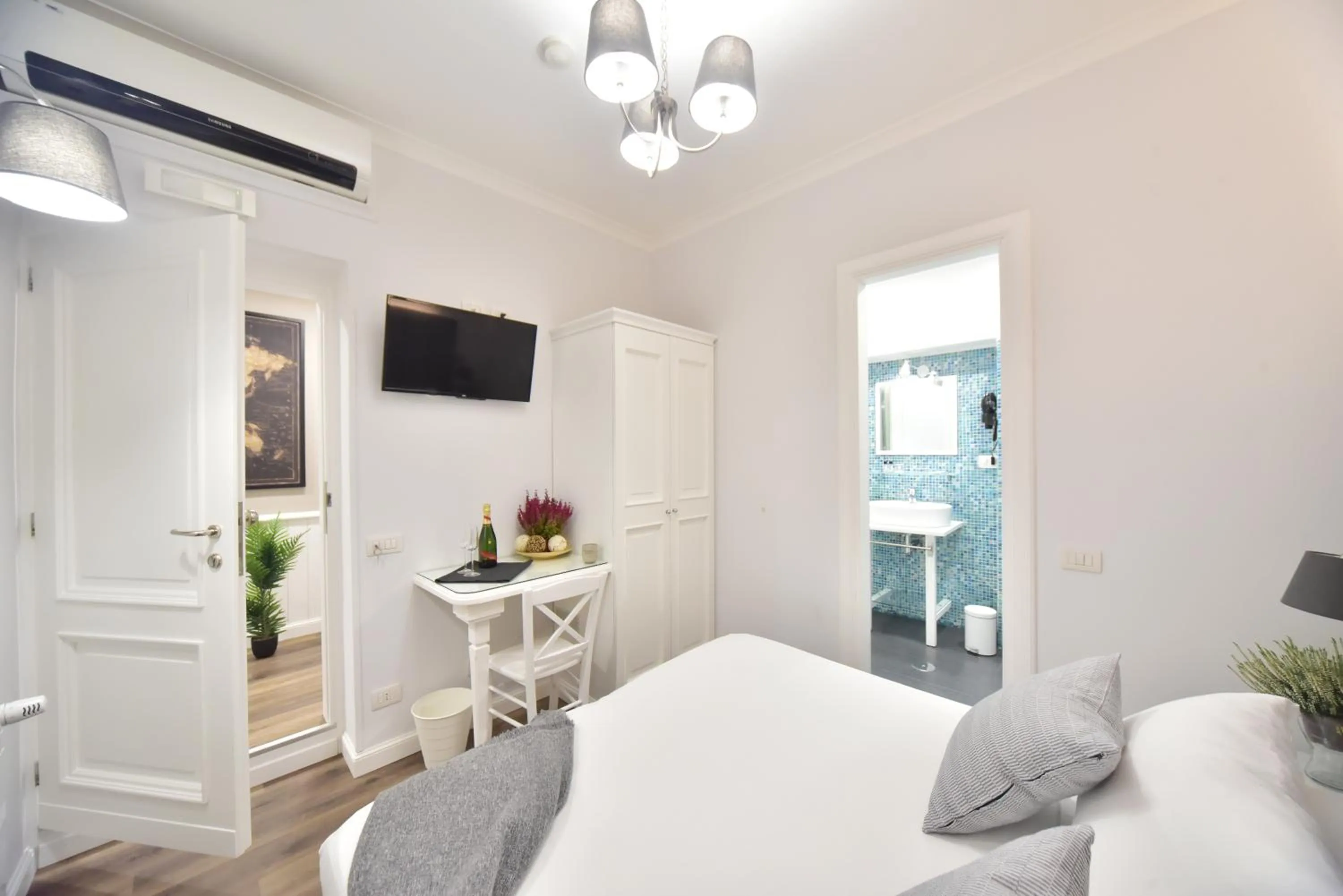 Photo of the whole room, Bed in Sacconi Palace Suite Roma