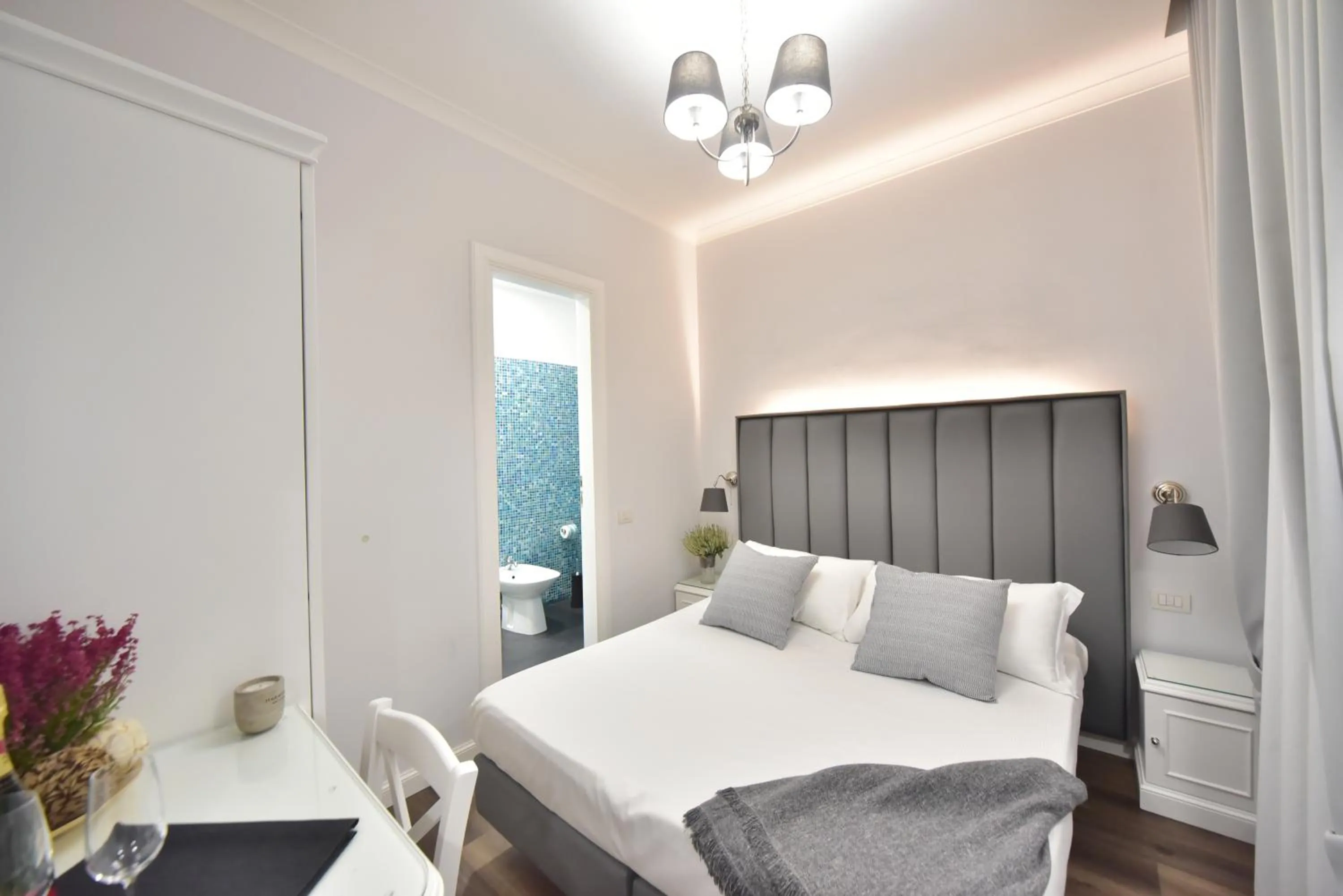 Photo of the whole room, Bed in Sacconi Palace Suite Roma