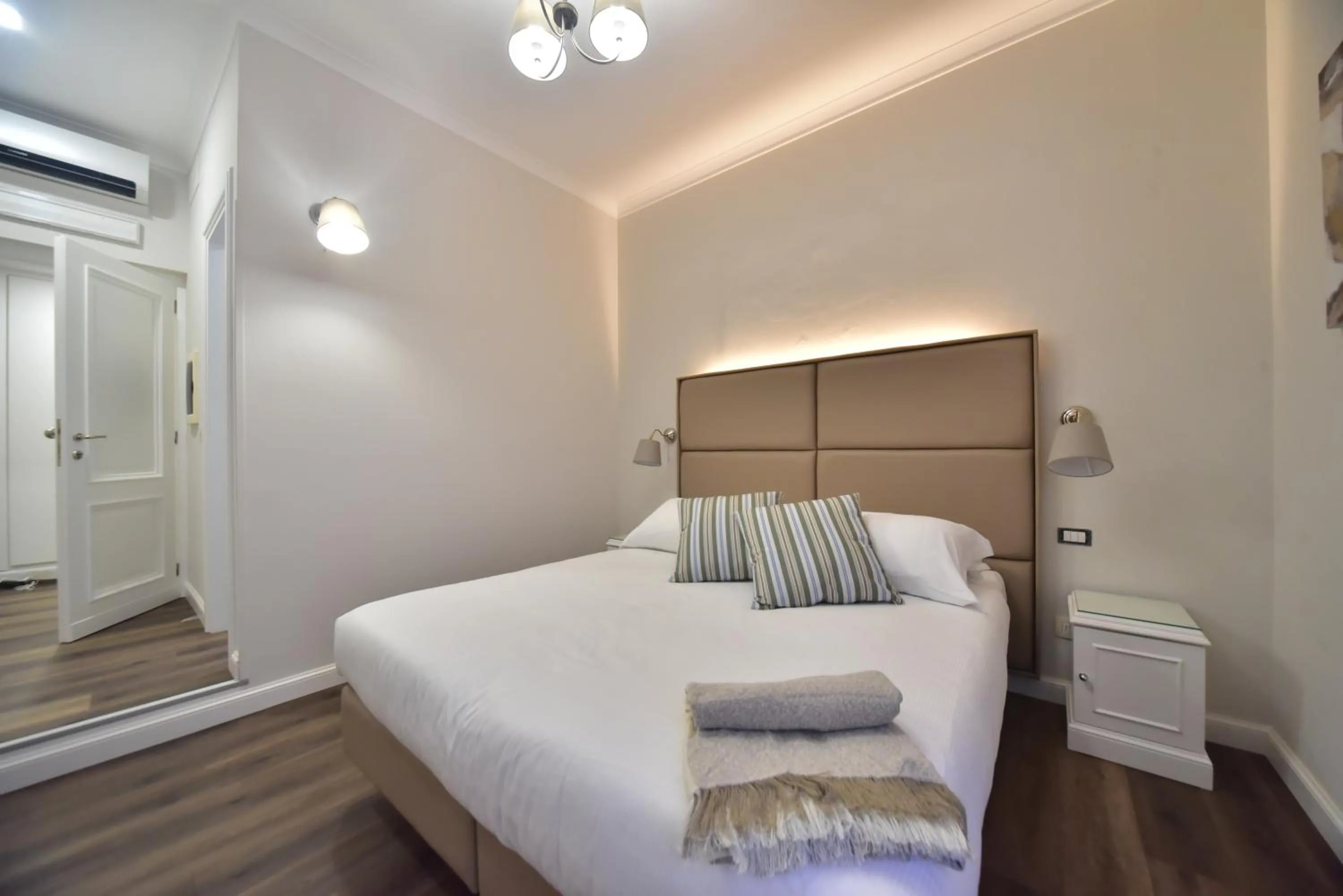 Photo of the whole room, Bed in Sacconi Palace Suite Roma