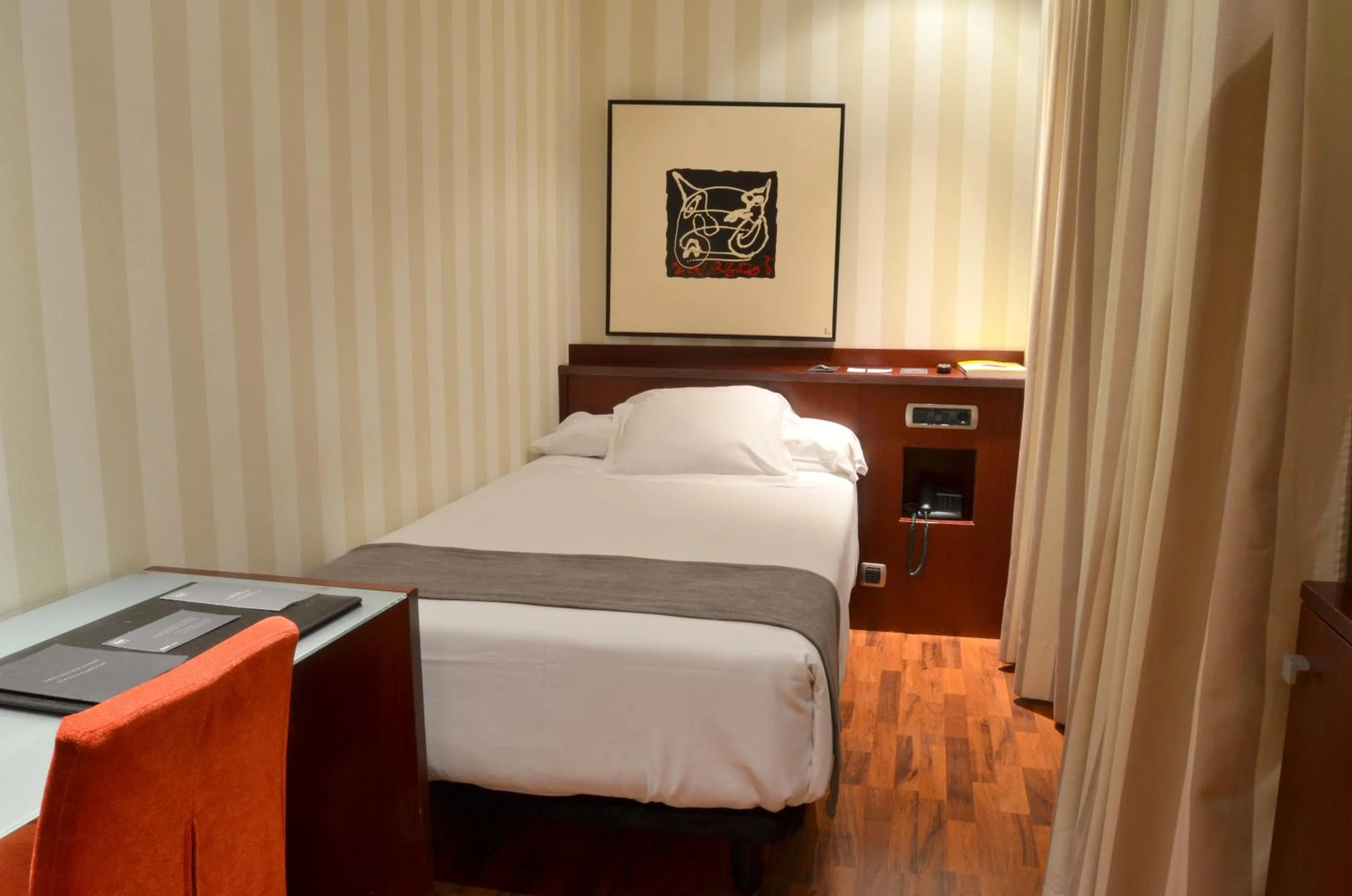 Photo of the whole room, Bed in Zenit Murcia