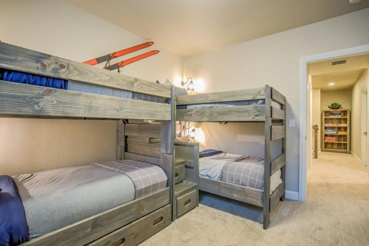 4BD Pikes Peak Views Minutes to Hiking & Dining