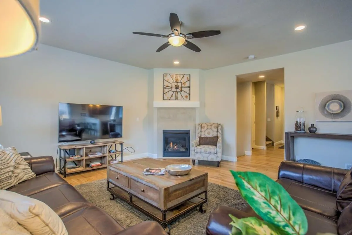 4BD Pikes Peak Views Minutes to Hiking & Dining