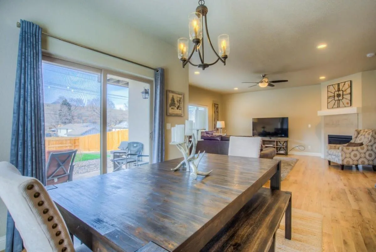 4BD Pikes Peak Views Minutes to Hiking & Dining