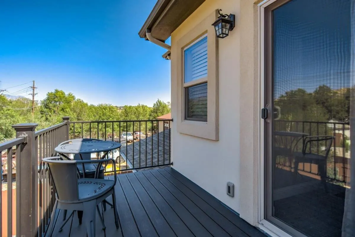 4BD Pikes Peak Views Minutes to Hiking & Dining