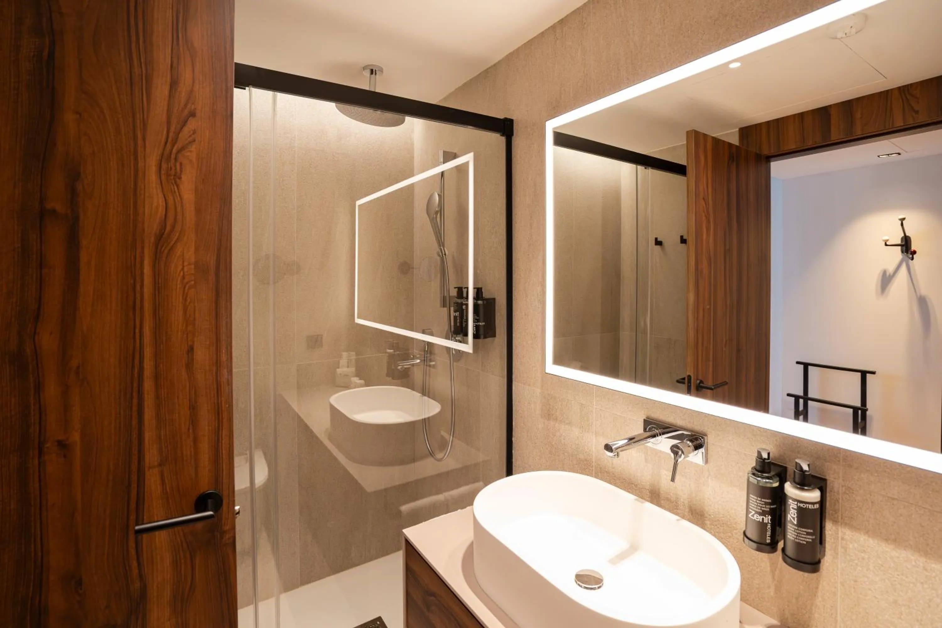 Shower in Zenit Borrell