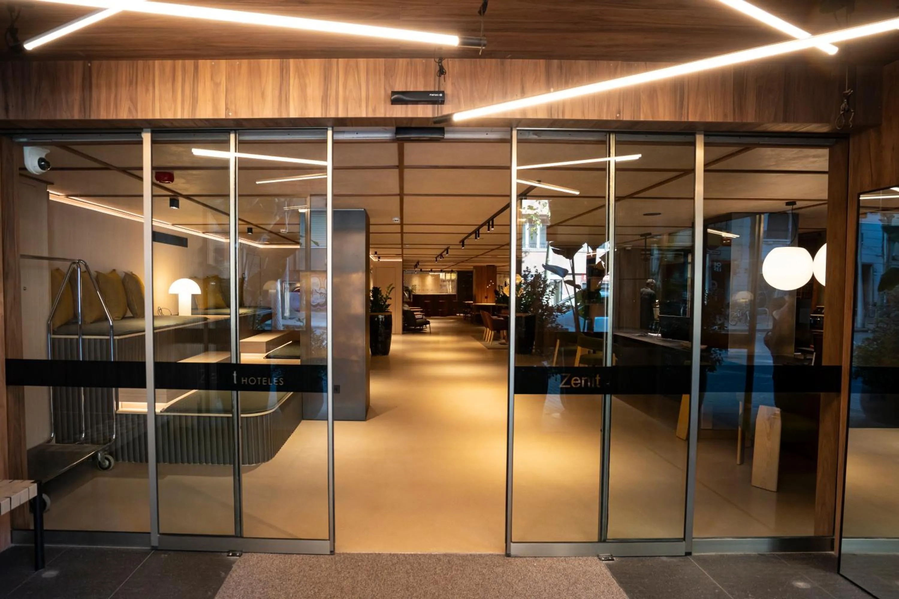 Facade/entrance in Zenit Borrell