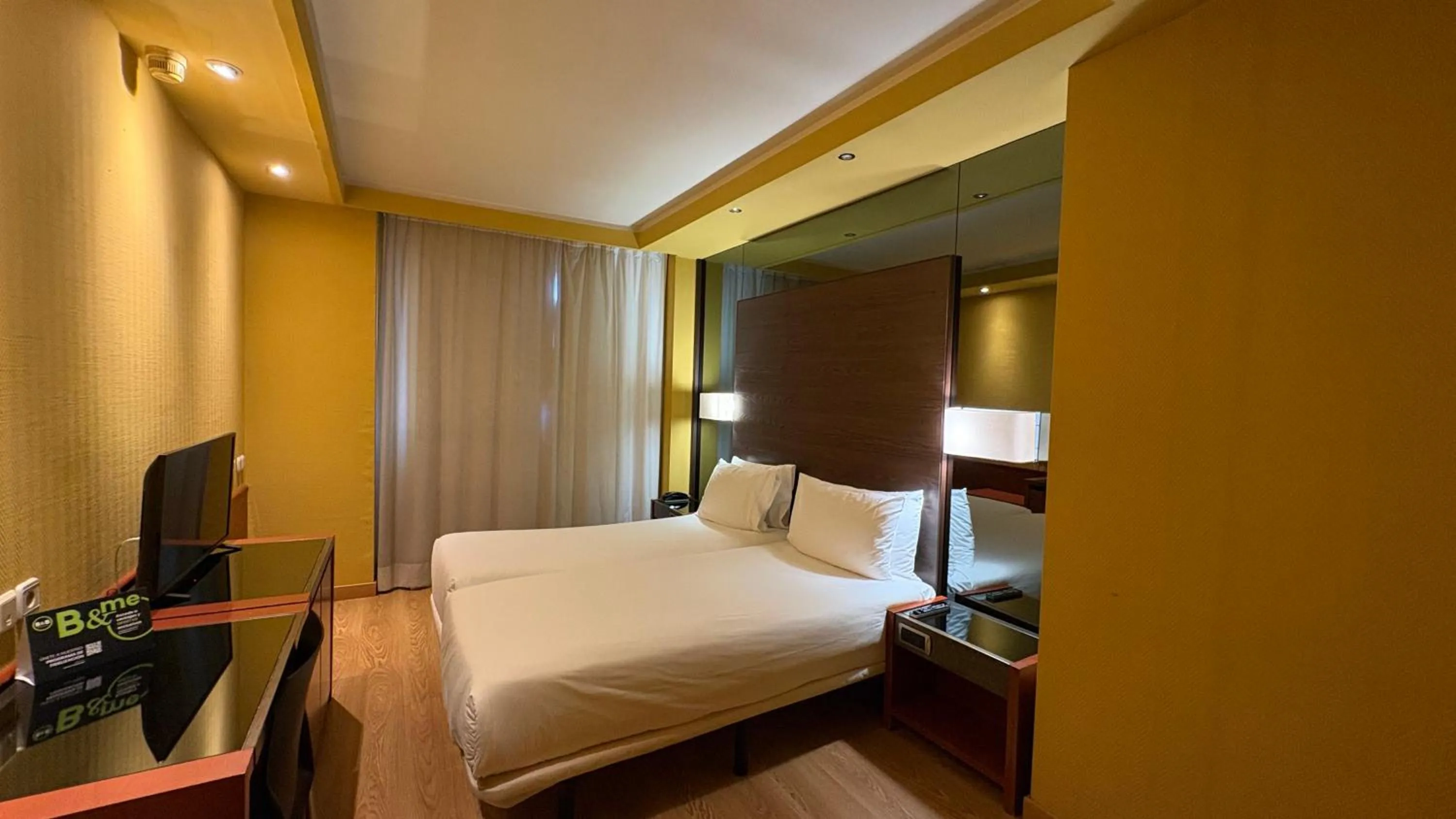 Bedroom, Bed in B&B HOTEL Burgos