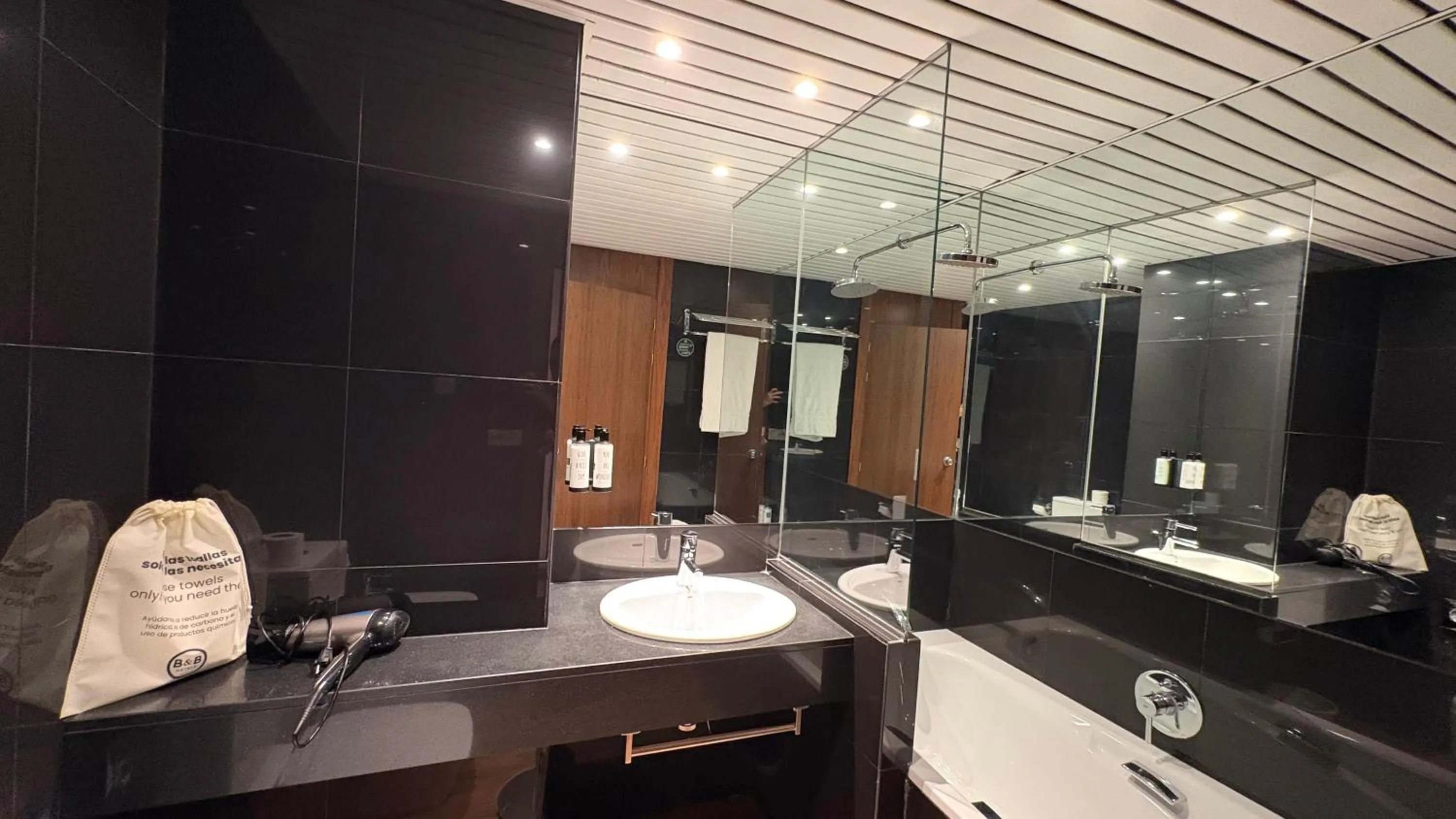 Bathroom in B&B HOTEL Burgos