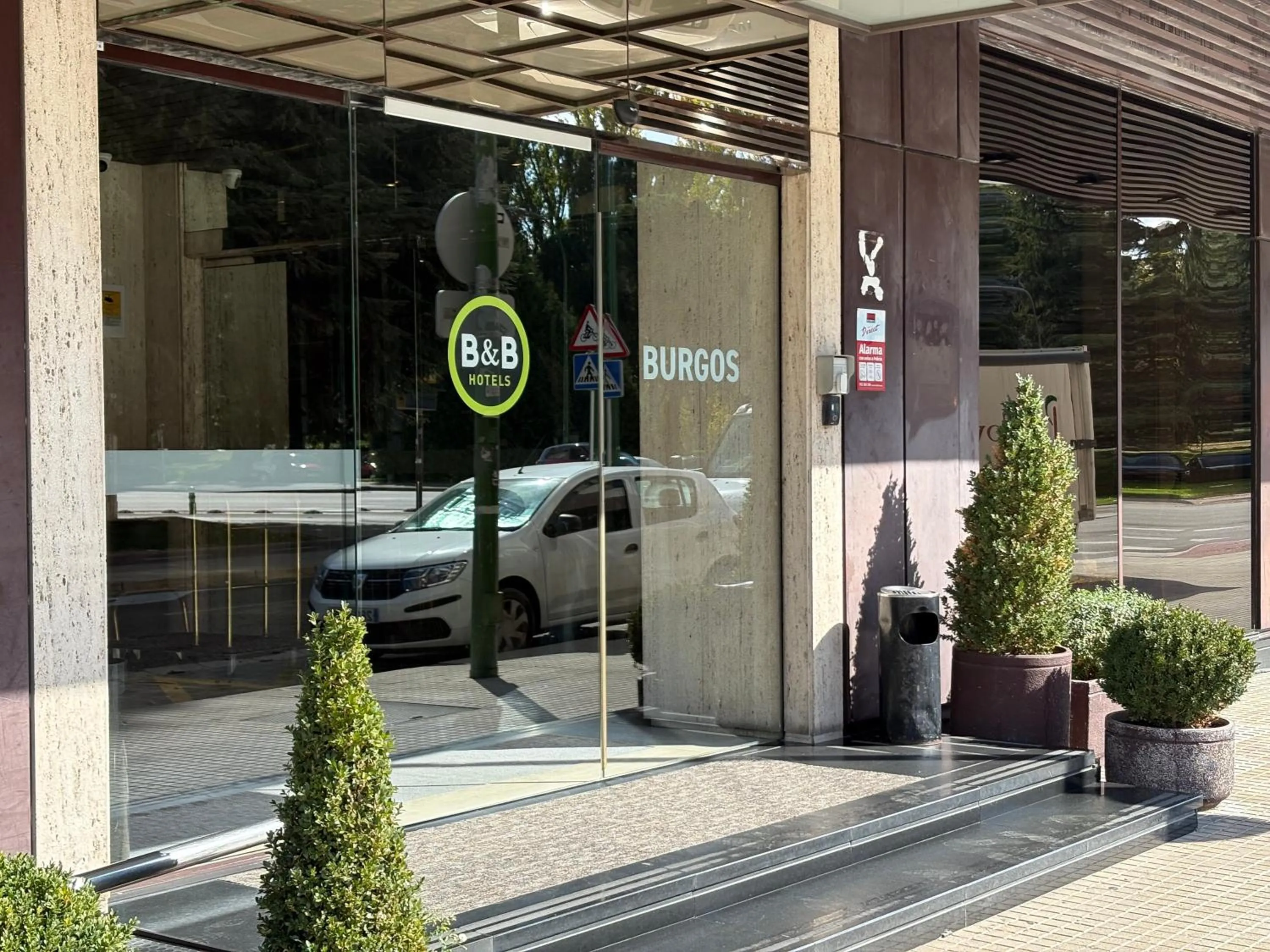 Facade/entrance in B&B HOTEL Burgos