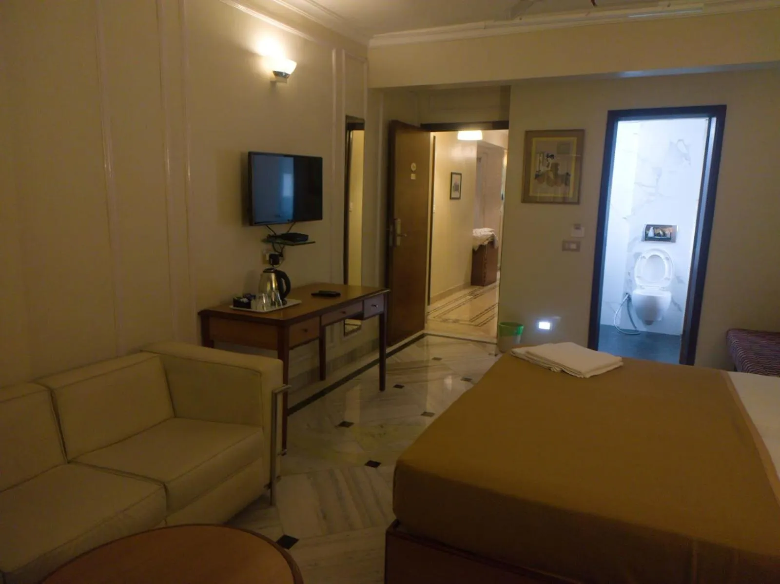 Communal lounge/ TV room, Bed in Royal Park Hotel Dockyard