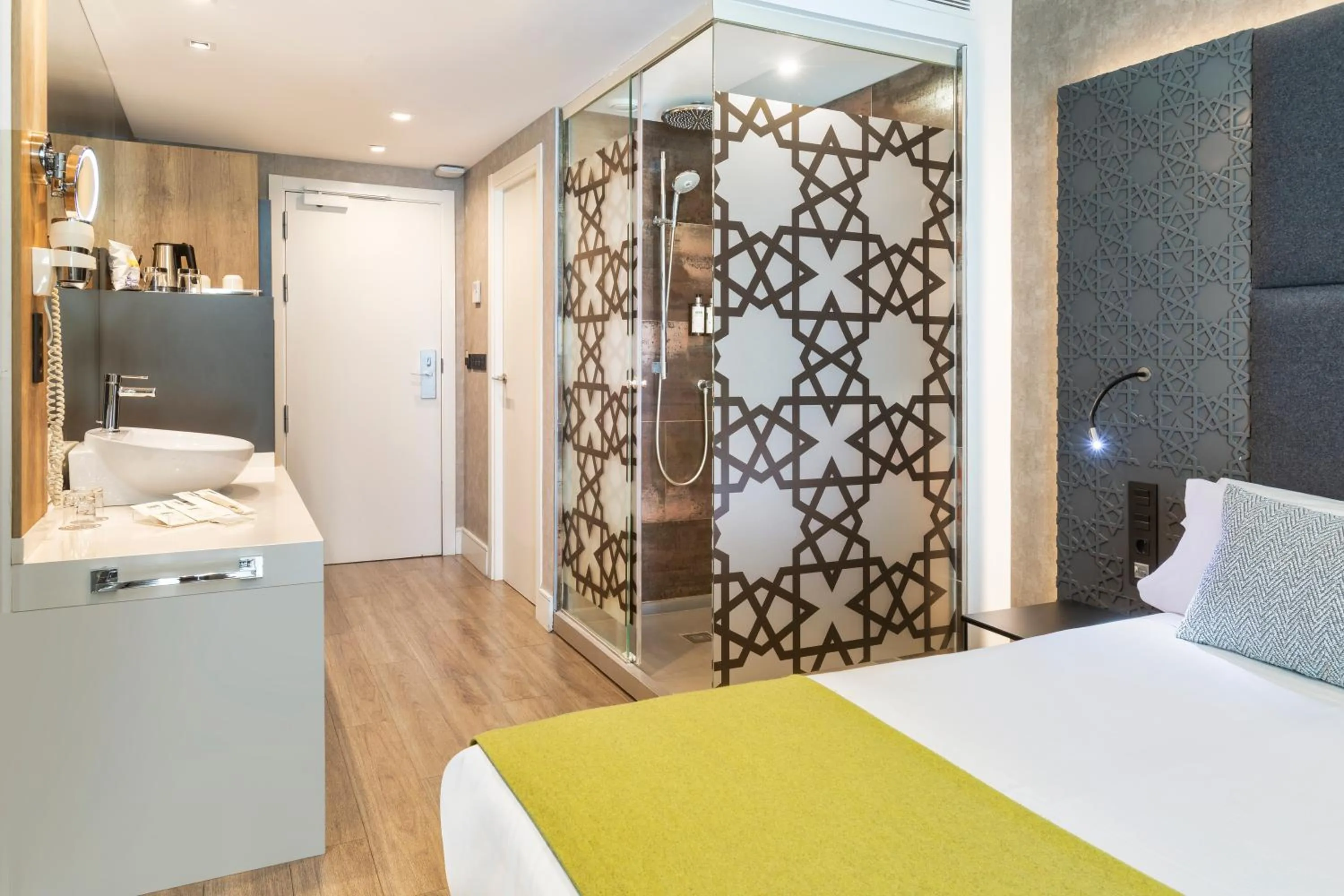 Photo of the whole room, Bed in Catalonia Giralda