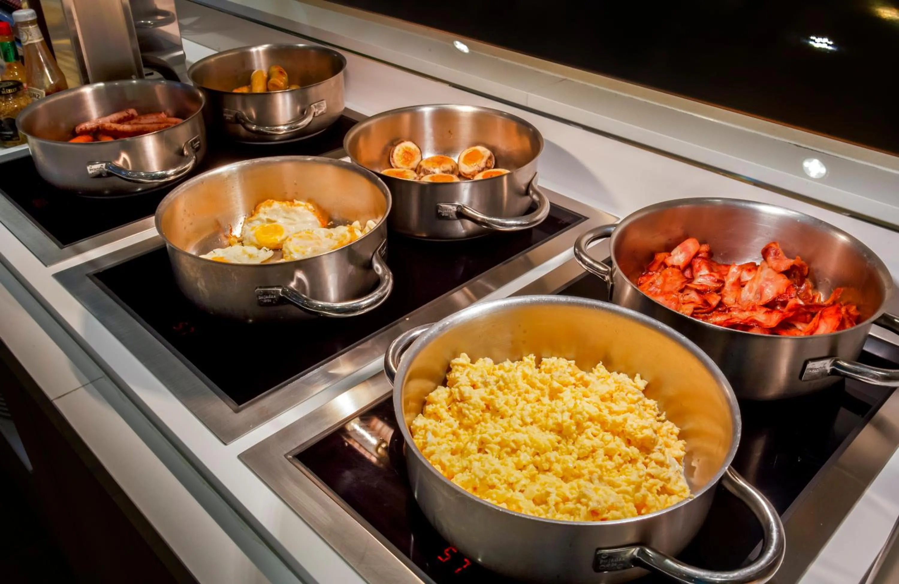 Buffet breakfast in Catalonia Giralda