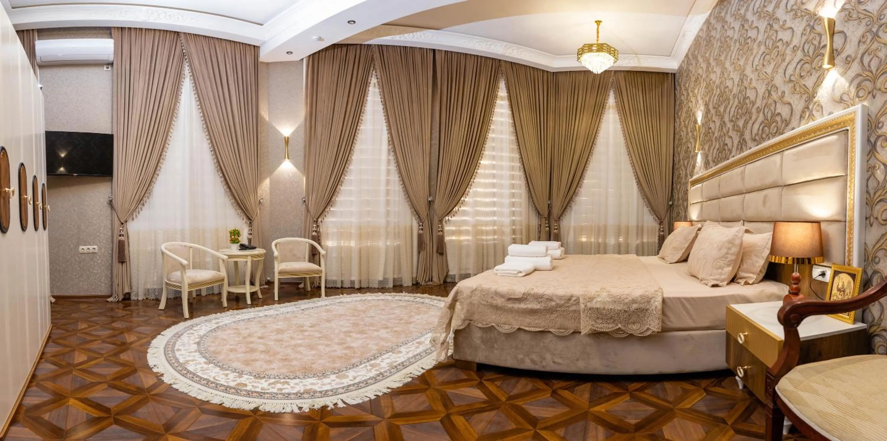 TV and multimedia, Bed in Renaissance Boutique Hotel