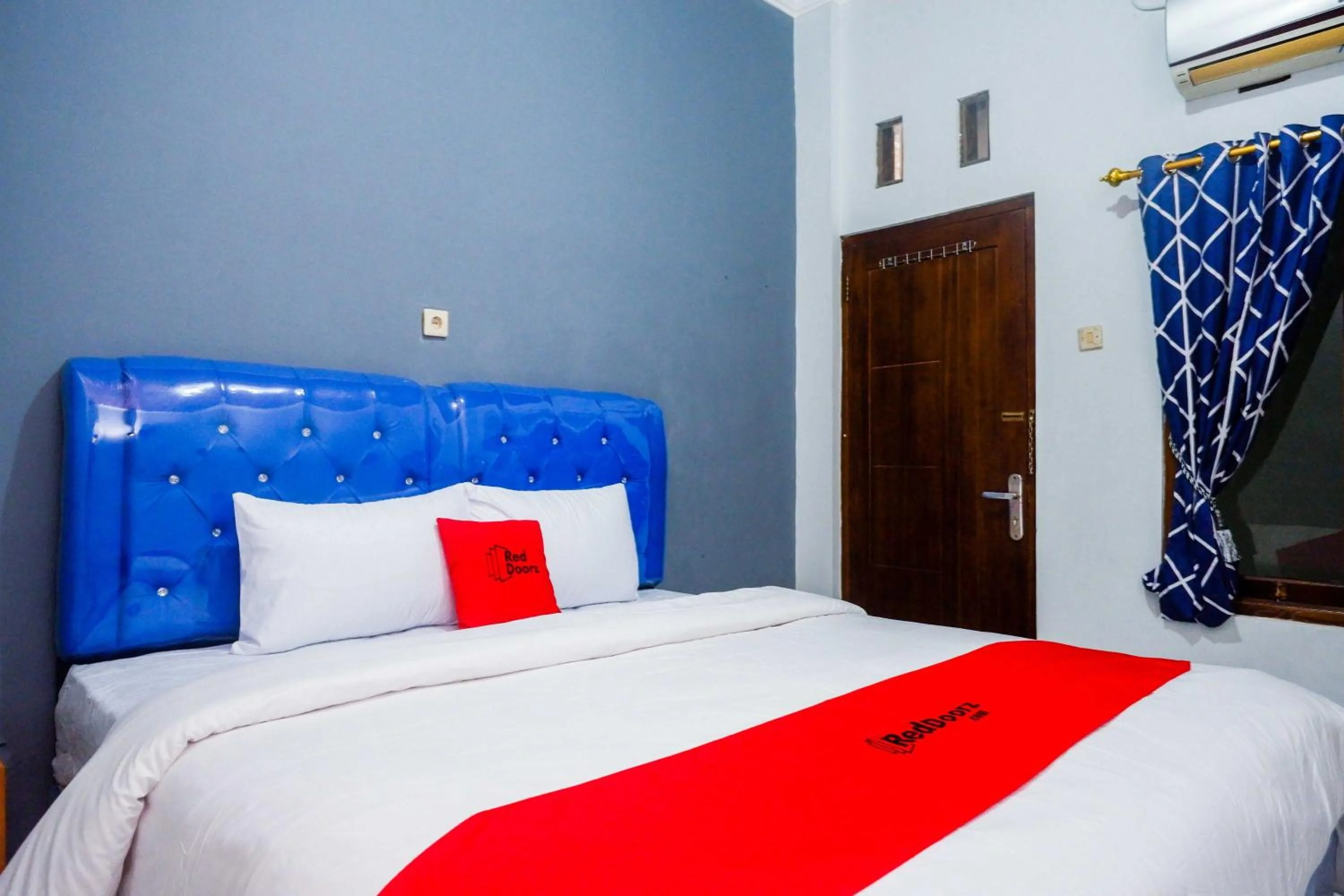 Bedroom, Bed in RedDoorz at Pakuncen Malioboro Yogyakarta