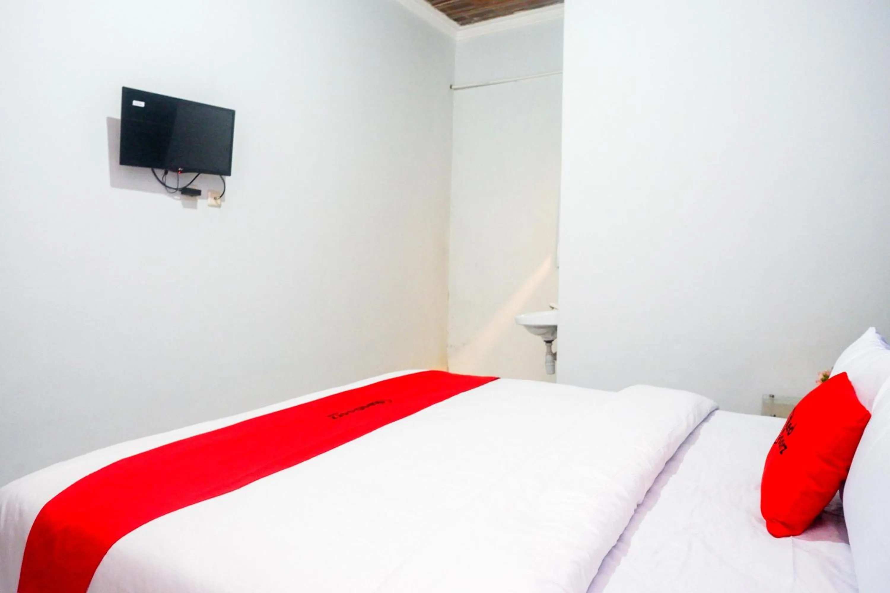 Bedroom, Bed in RedDoorz at Pakuncen Malioboro Yogyakarta