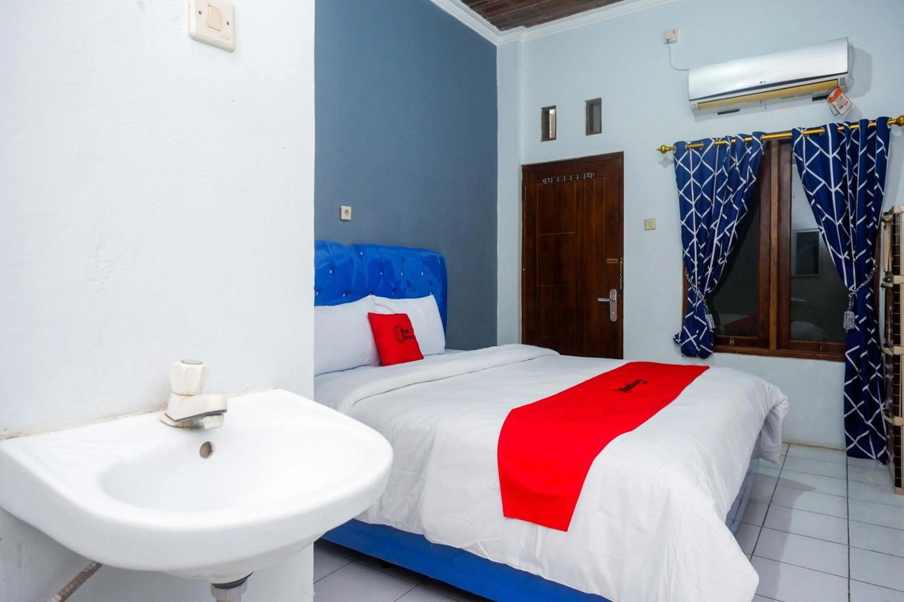 Bedroom, Bed in RedDoorz at Pakuncen Malioboro Yogyakarta