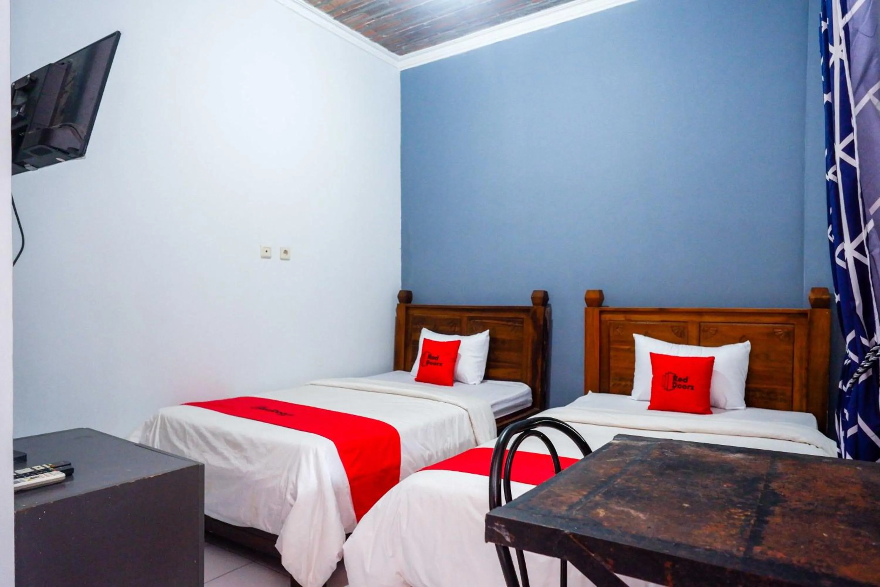 Bedroom, Bed in RedDoorz at Pakuncen Malioboro Yogyakarta