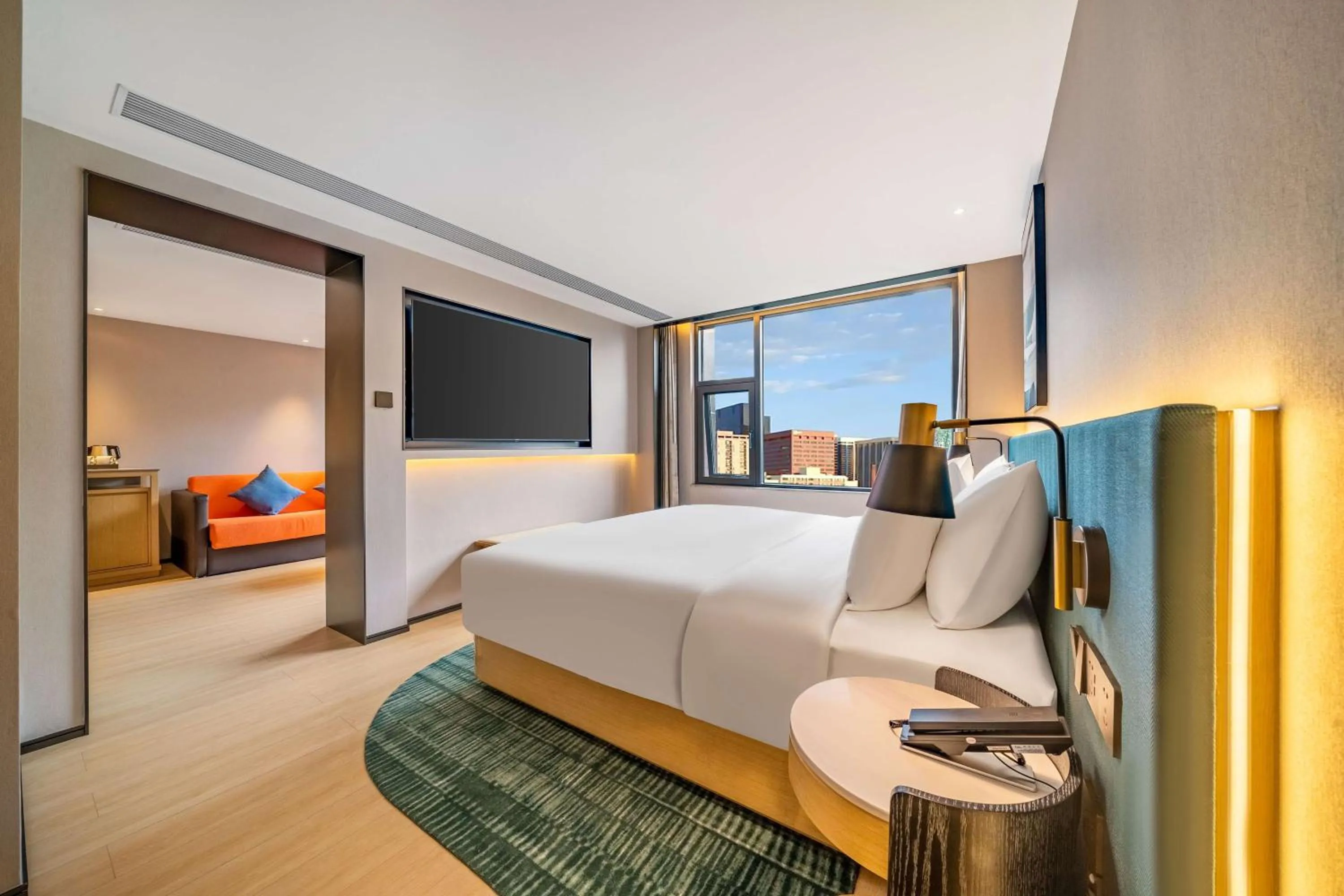 Living room, Bed in Hilton Garden Inn Chengdu Kuanzhai Alley