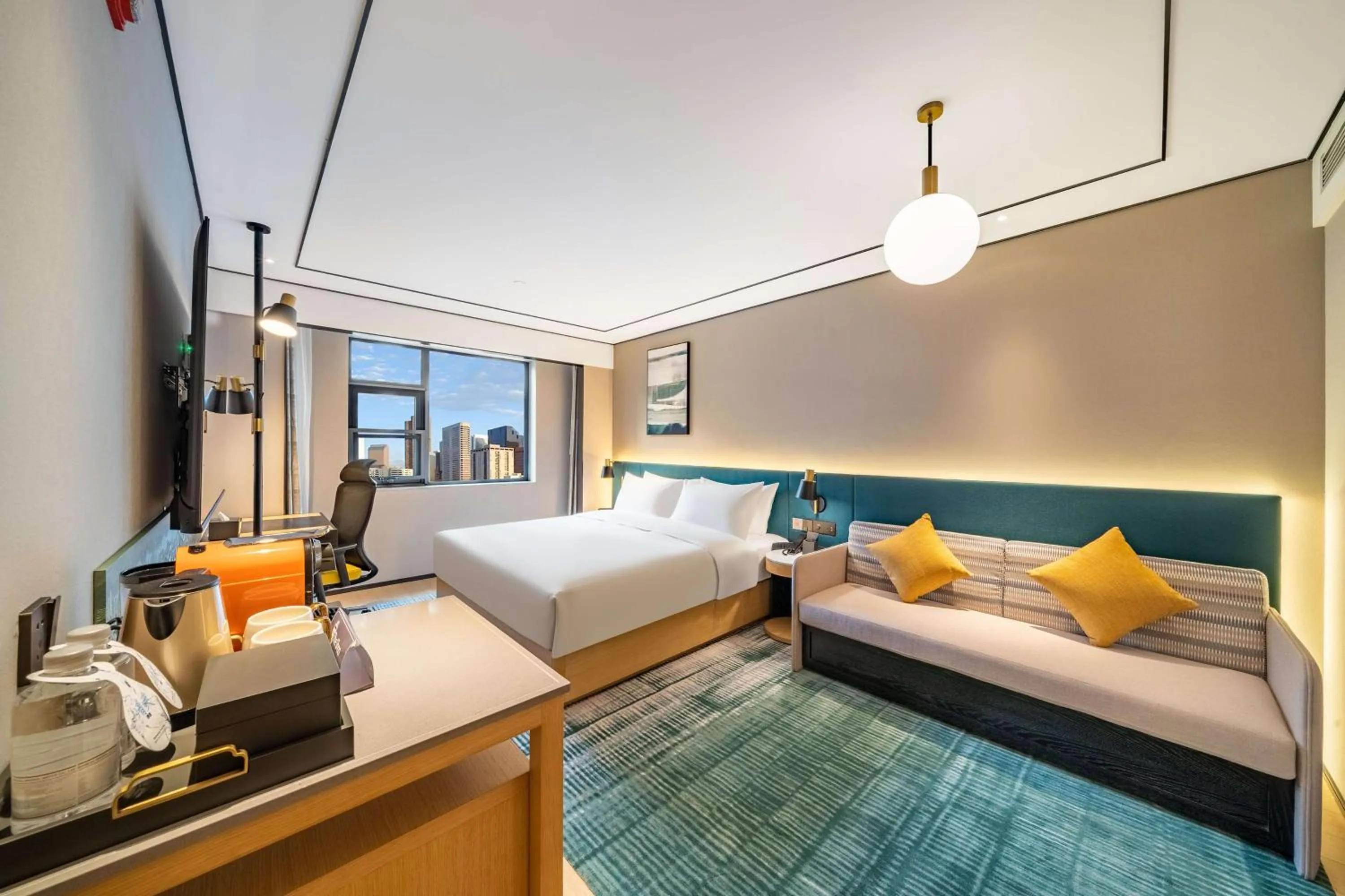 Living room, Bed in Hilton Garden Inn Chengdu Kuanzhai Alley