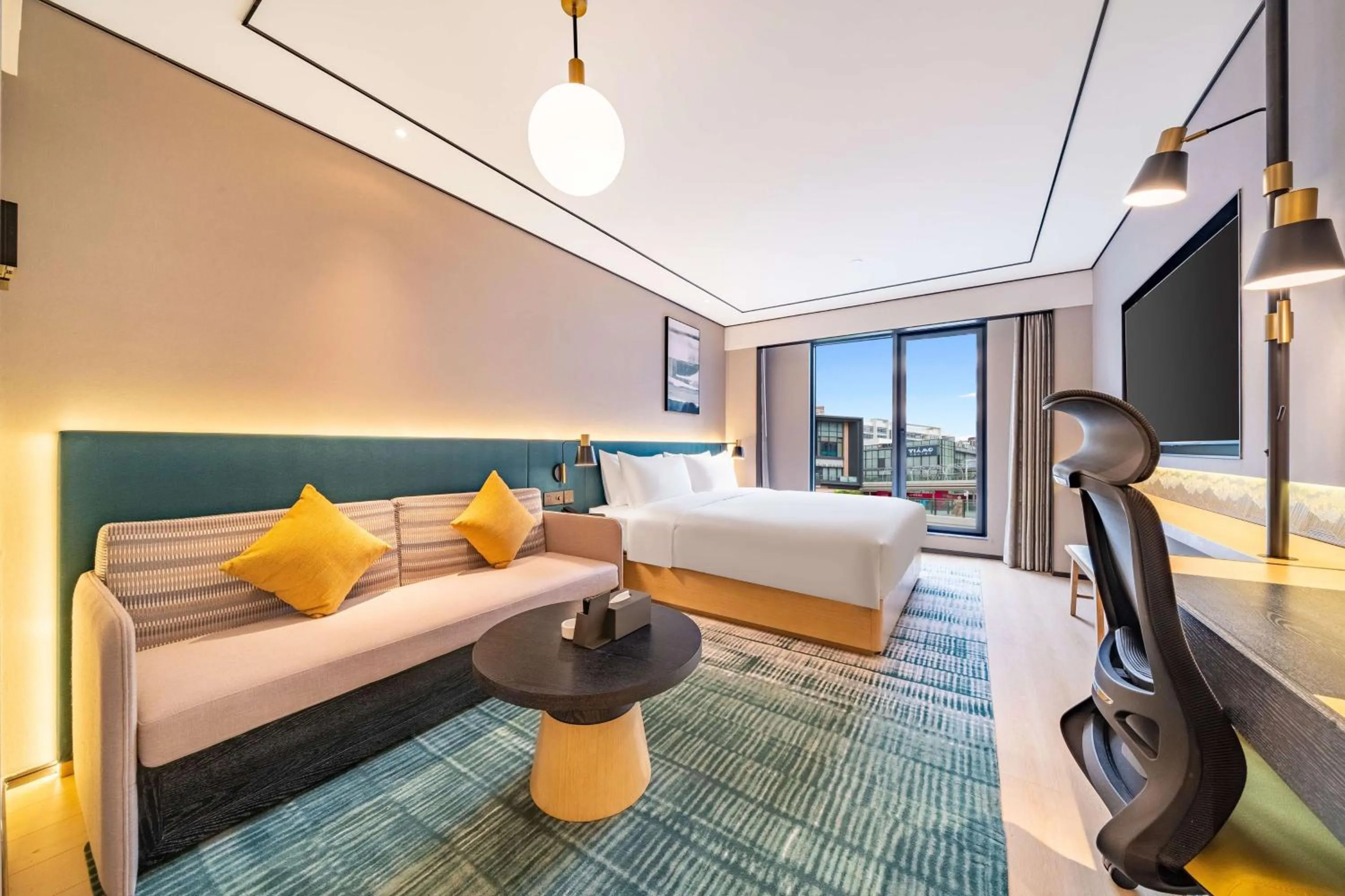 Living room, Bed in Hilton Garden Inn Chengdu Kuanzhai Alley