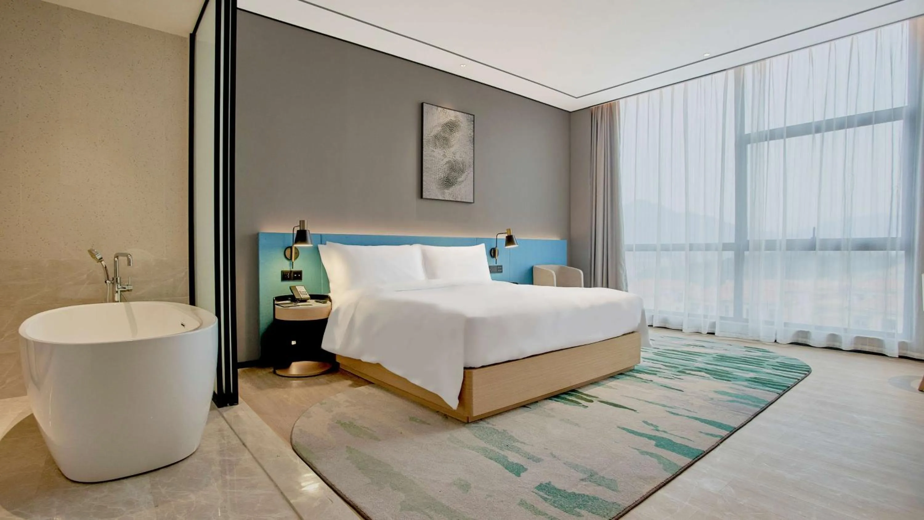 Bathroom, Bed in Hilton Garden Inn Chenzhou Beihu