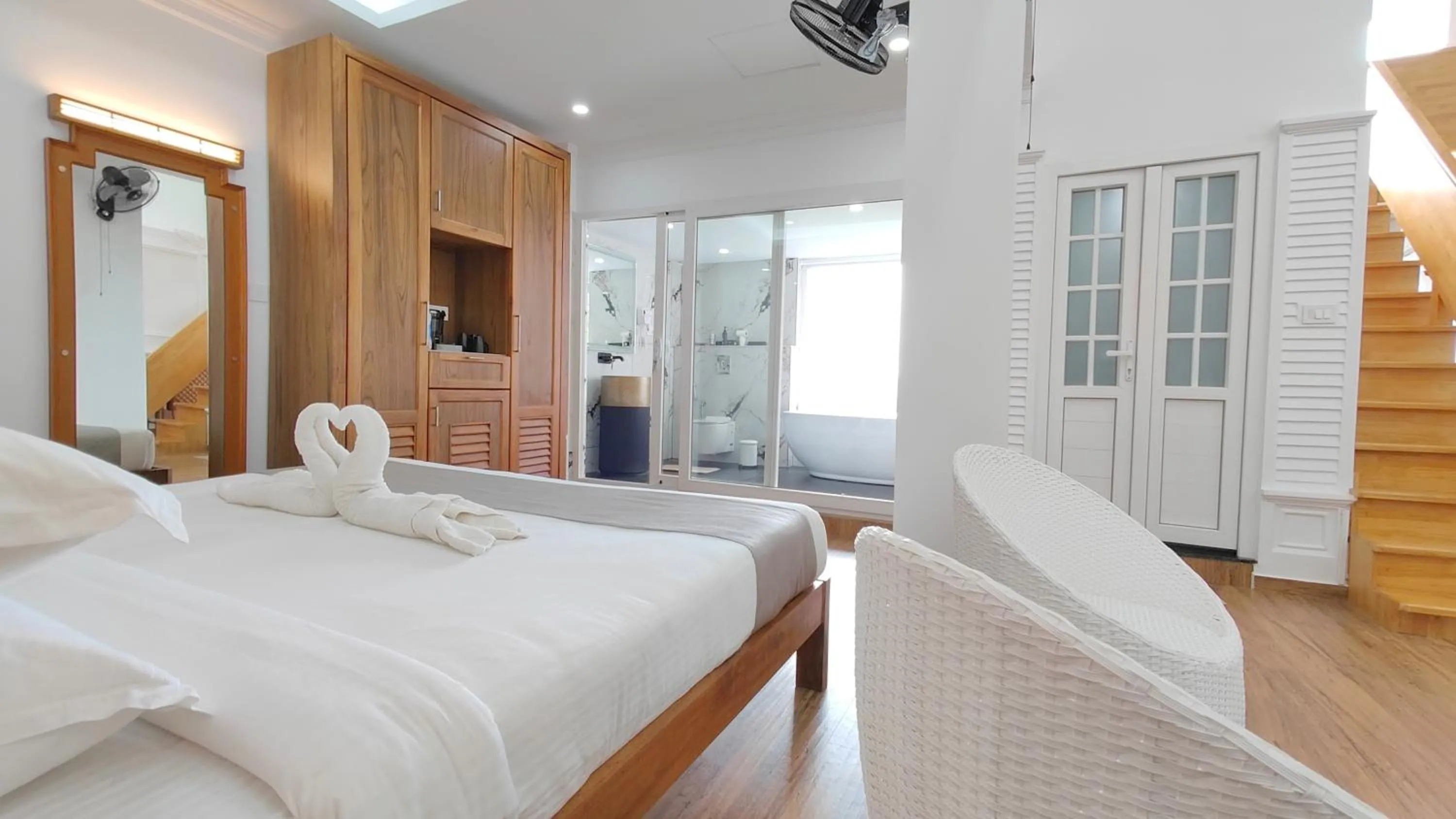 Living room, Bed in HOTEL WHITE HOUSE, Munnar