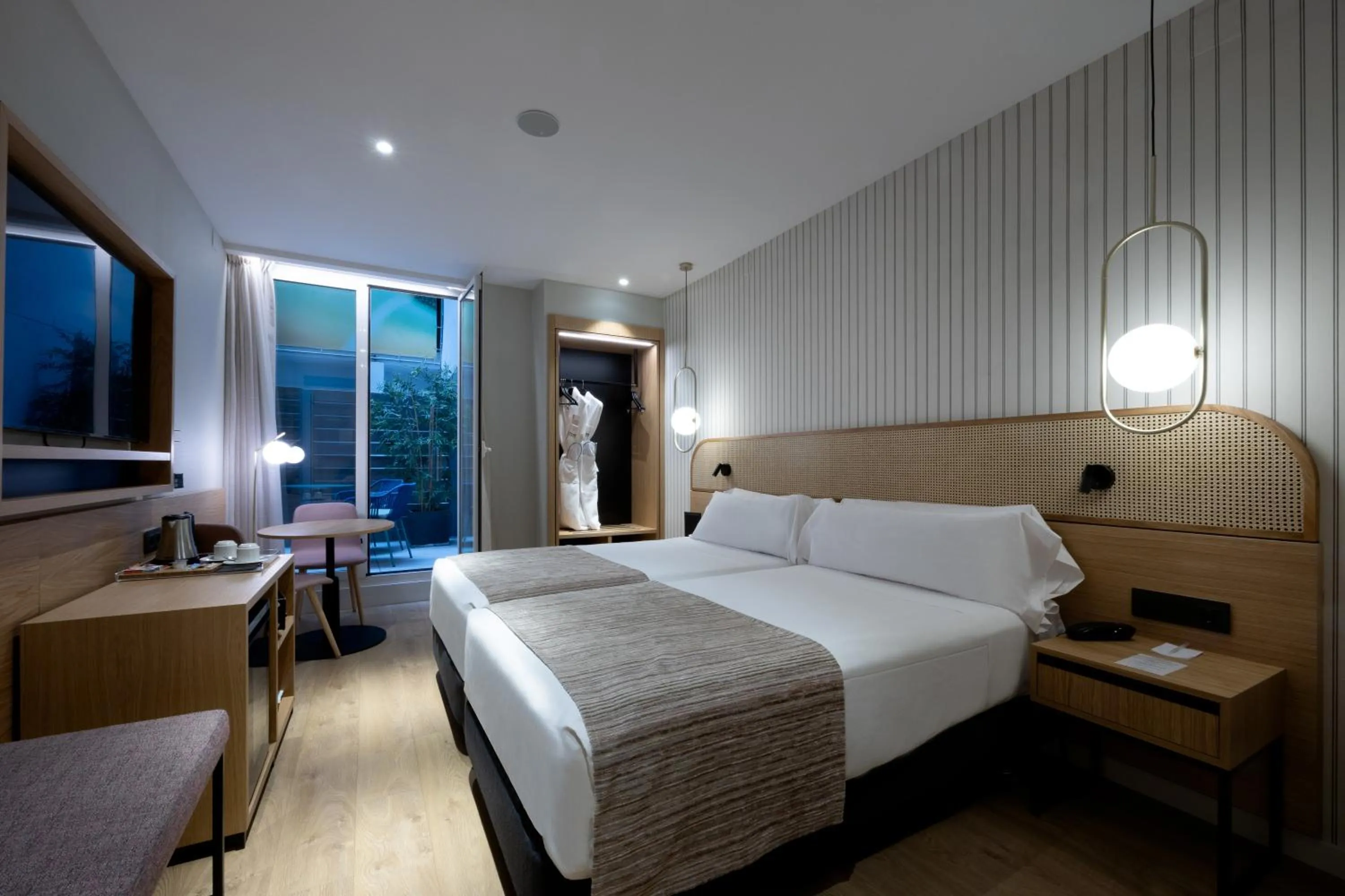 Photo of the whole room, Bed in Catalonia Diagonal Centro