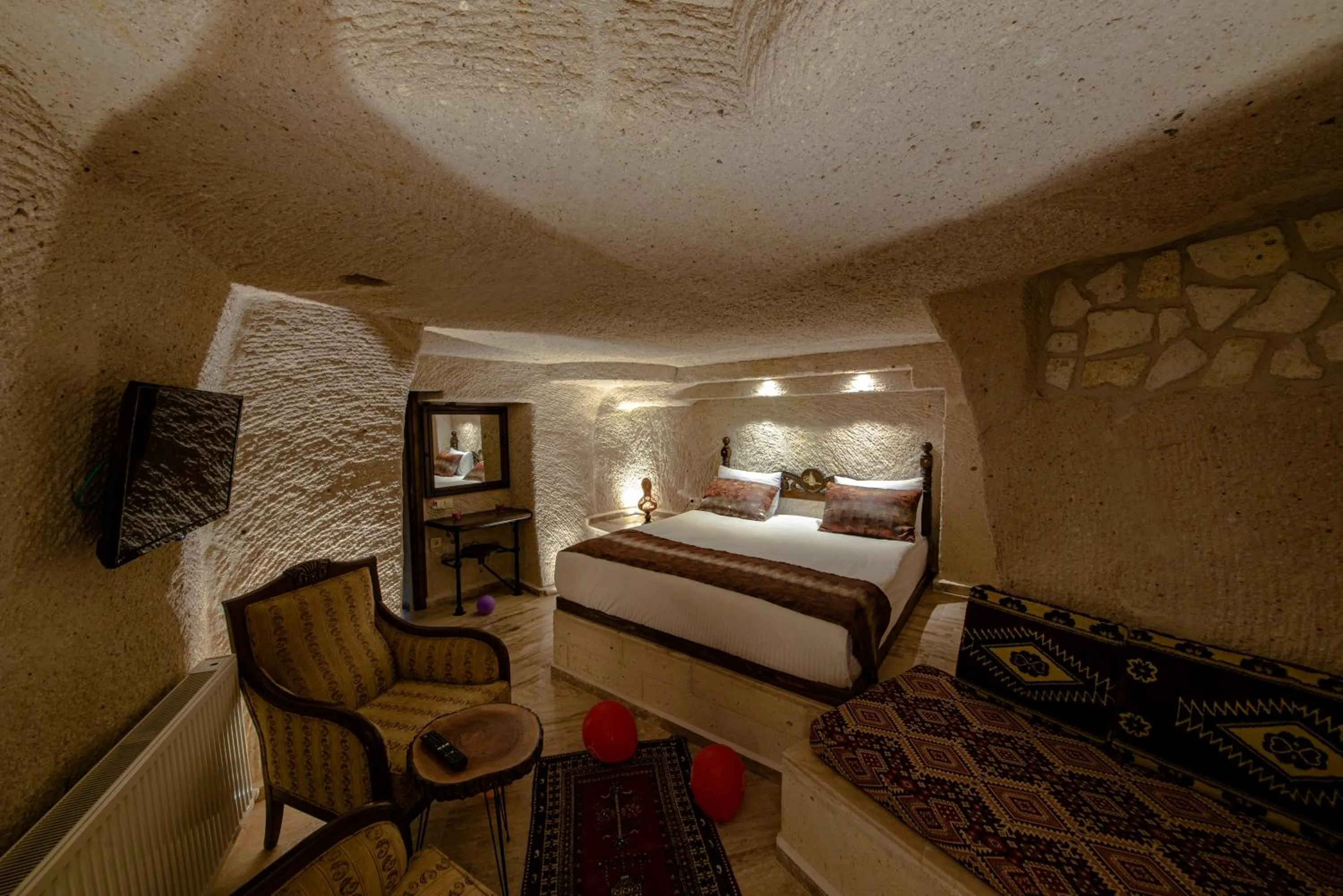 Photo of the whole room, Bed in FARMER CAVE HOUSE