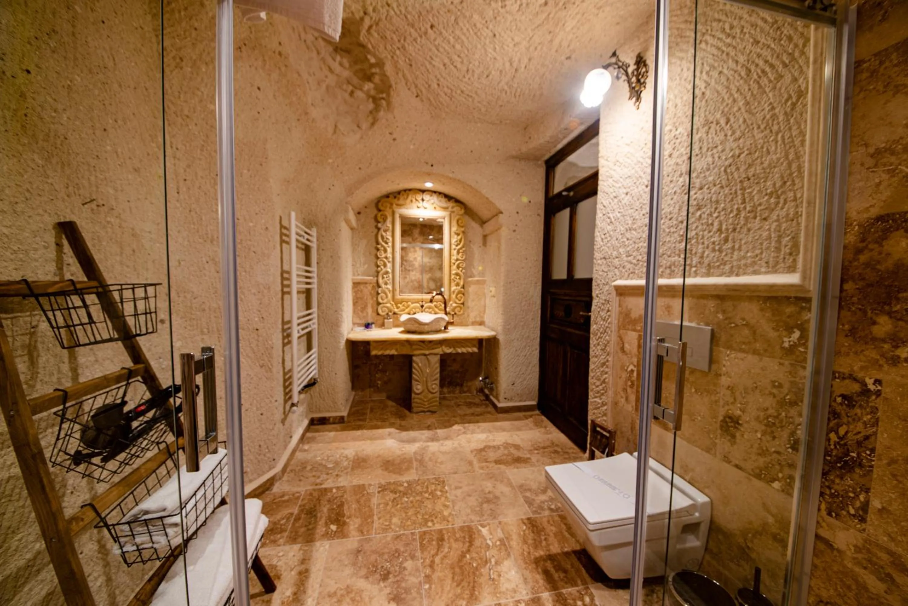 Toilet in FARMER CAVE HOUSE